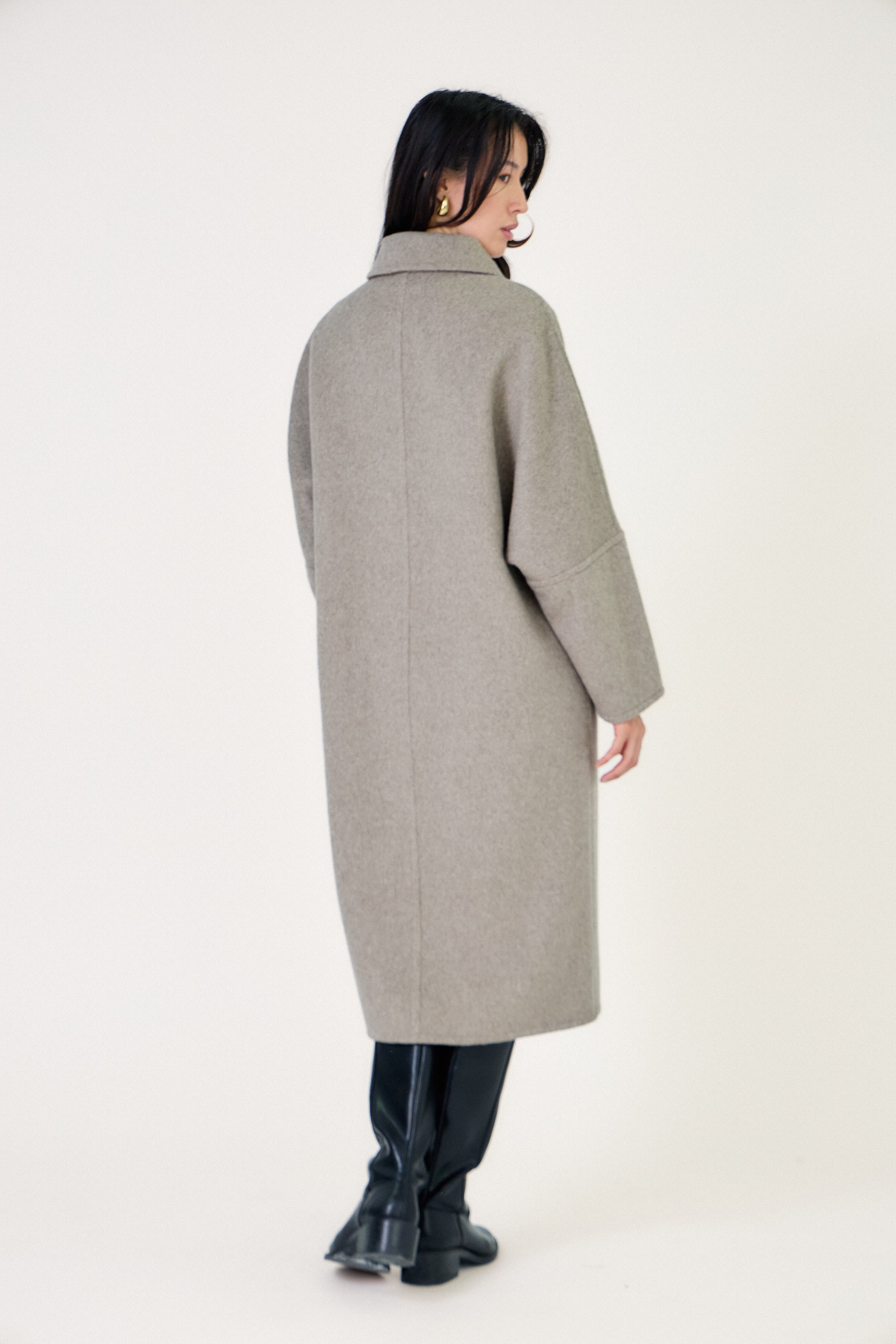 Manteau long CELESTE en laine – vue de dos – coupe ample et tombé fluide, finitions main
#couleur_beige