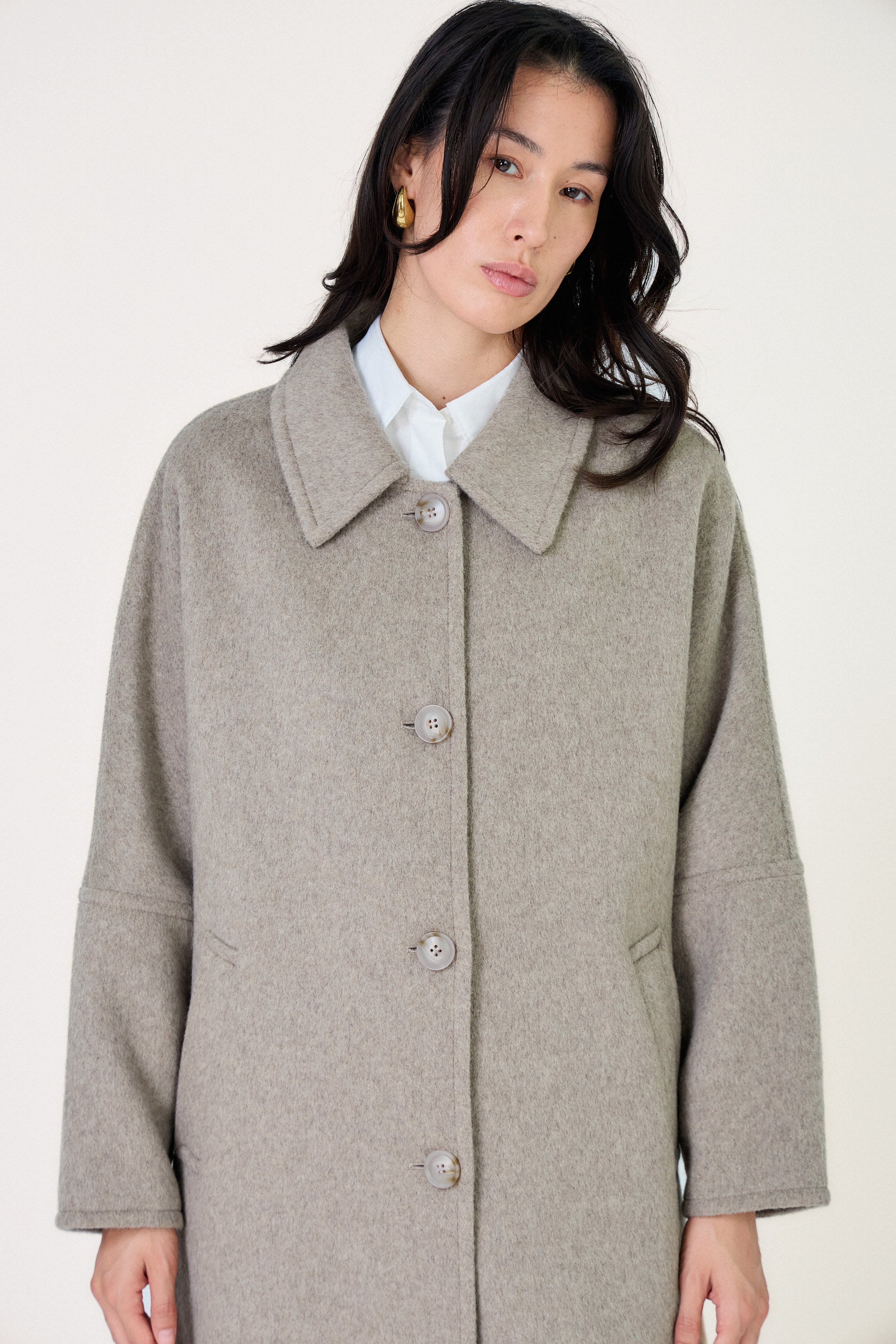 Zoom manteau CELESTE Escandelle – texture laine douce et chaude, finitions main
#couleur_beige