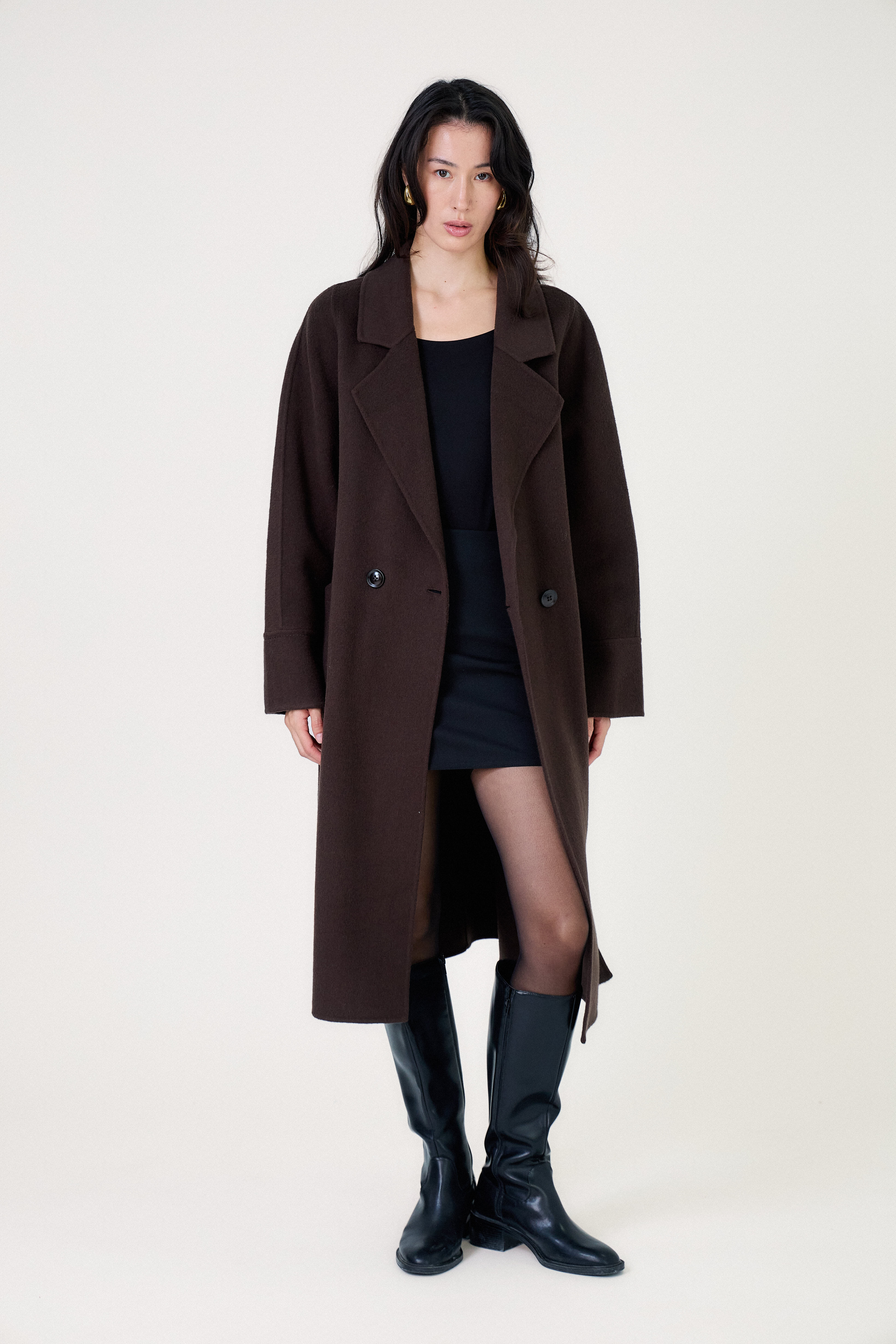 Manteau long ceinturé en laine choco Escandelle – vue de face – col tailleur et coupe droite élégante
#couleur_choco