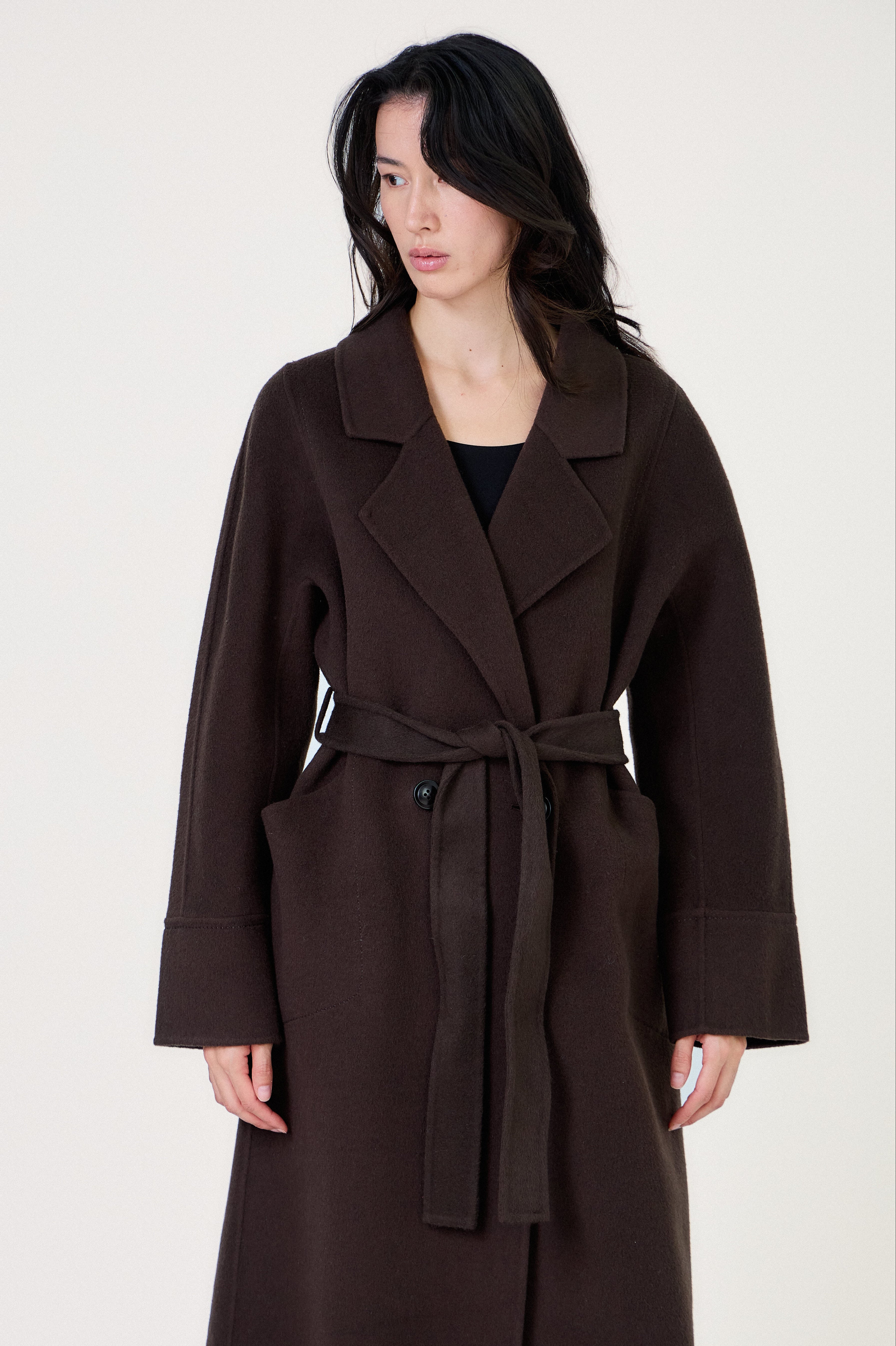 Manteau Escandelle choco – vue trois-quarts – coupe fluide, ceinture nouée et col tailleur chic
#couleur_choco