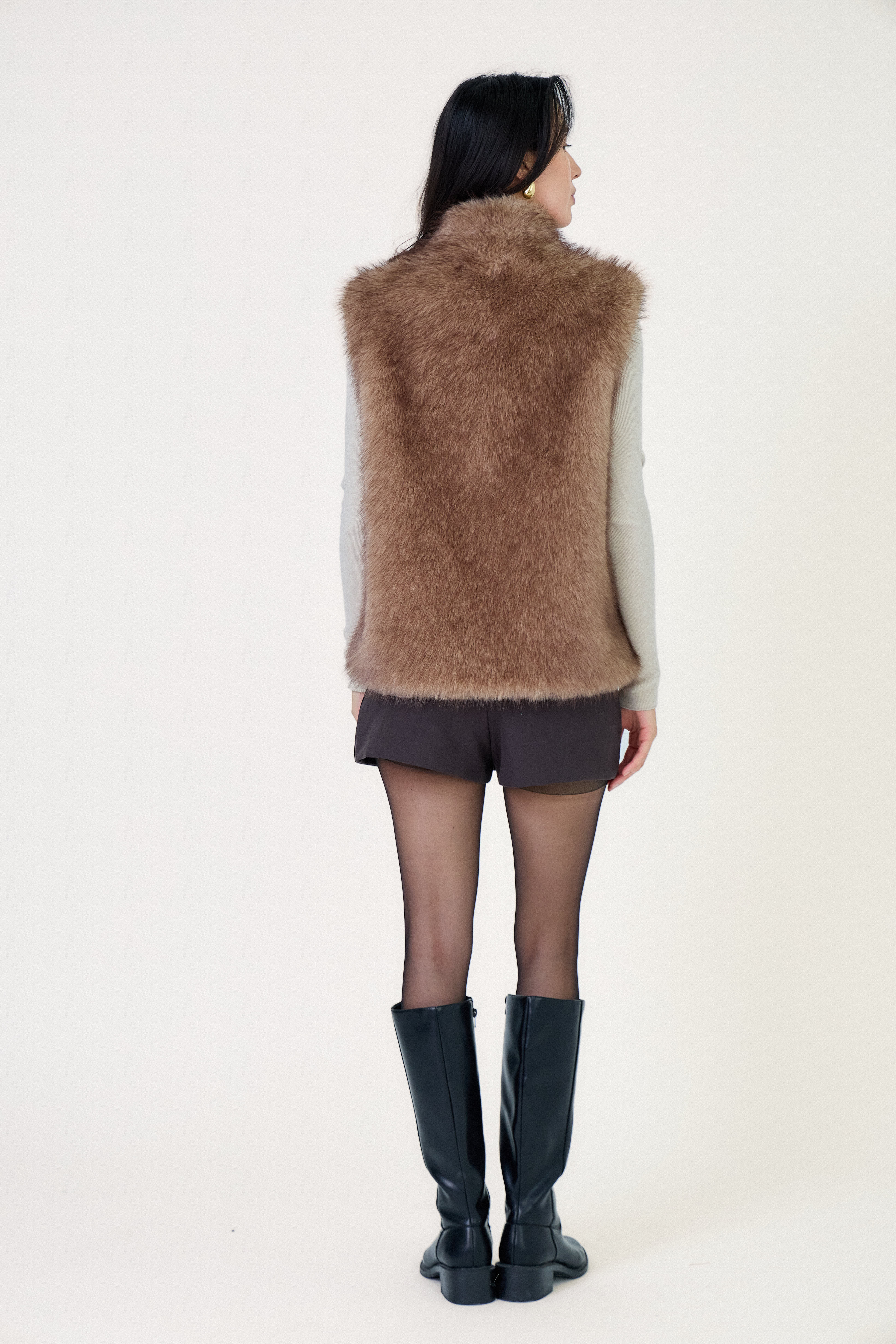 Gilet sans manche femme CAMELIA Escandelle – vue de dos – fausse fourrure longue couleur taupe et coupe droite élégante
#couleur_taupe