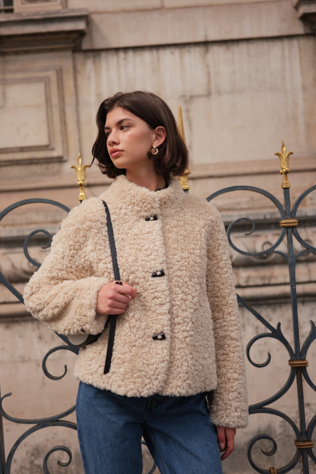 VEGA - Veste Beige - Escandelle (Vue de face - portrait - profil à droite)
#couleur_beige