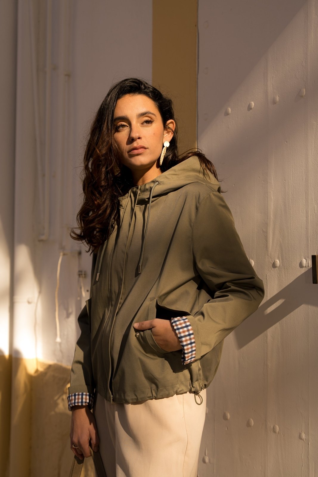 AMIRA - Parka Kaki - Escandelle (Vue de profil gauche)
#couleur_kaki