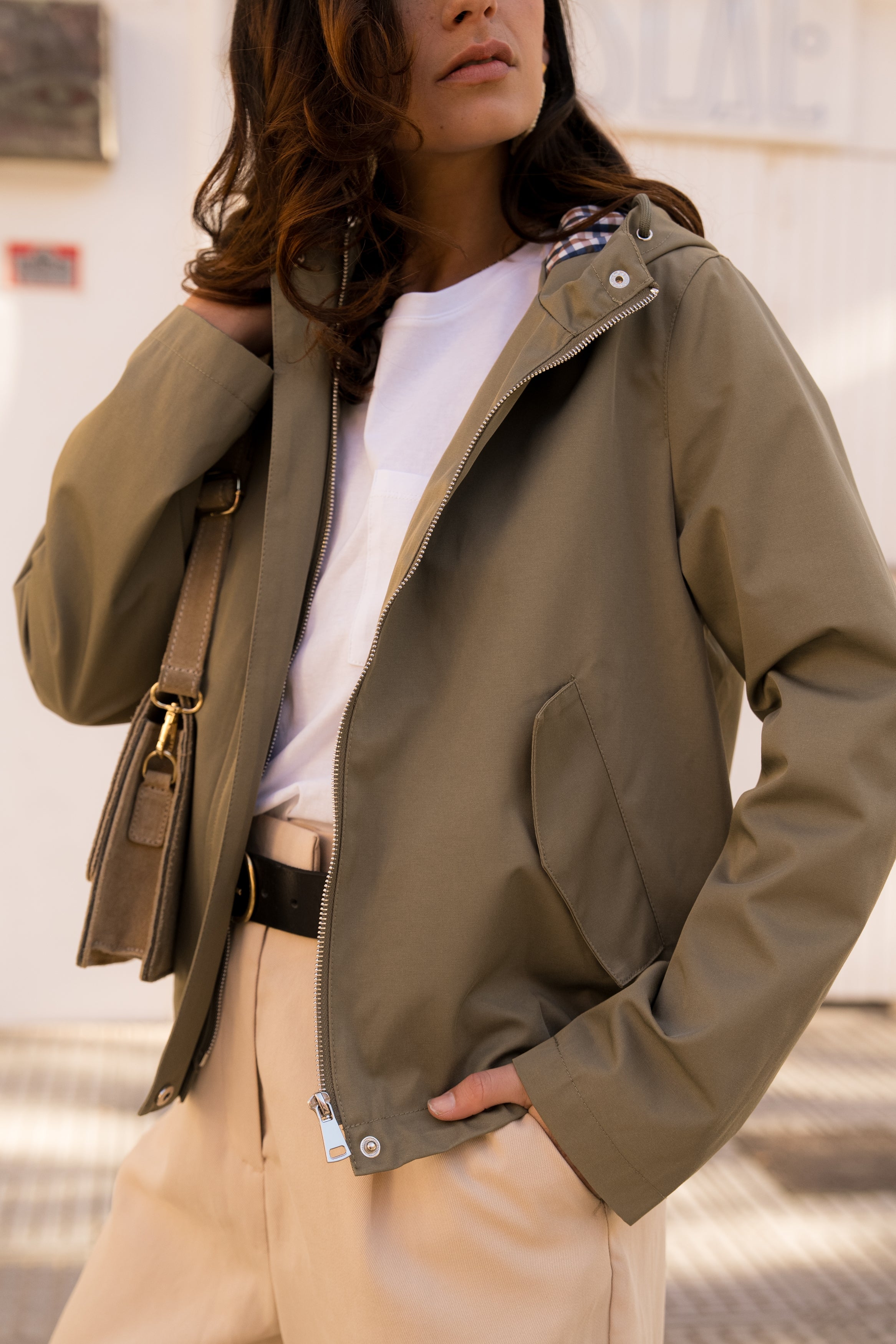 veste coton imperméable à capuche cordons, doublure à carreaux, poches à rabats et bouton pression, fermeture à glissière métallique cachée, bas avec élastique, côté
#couleur_kaki