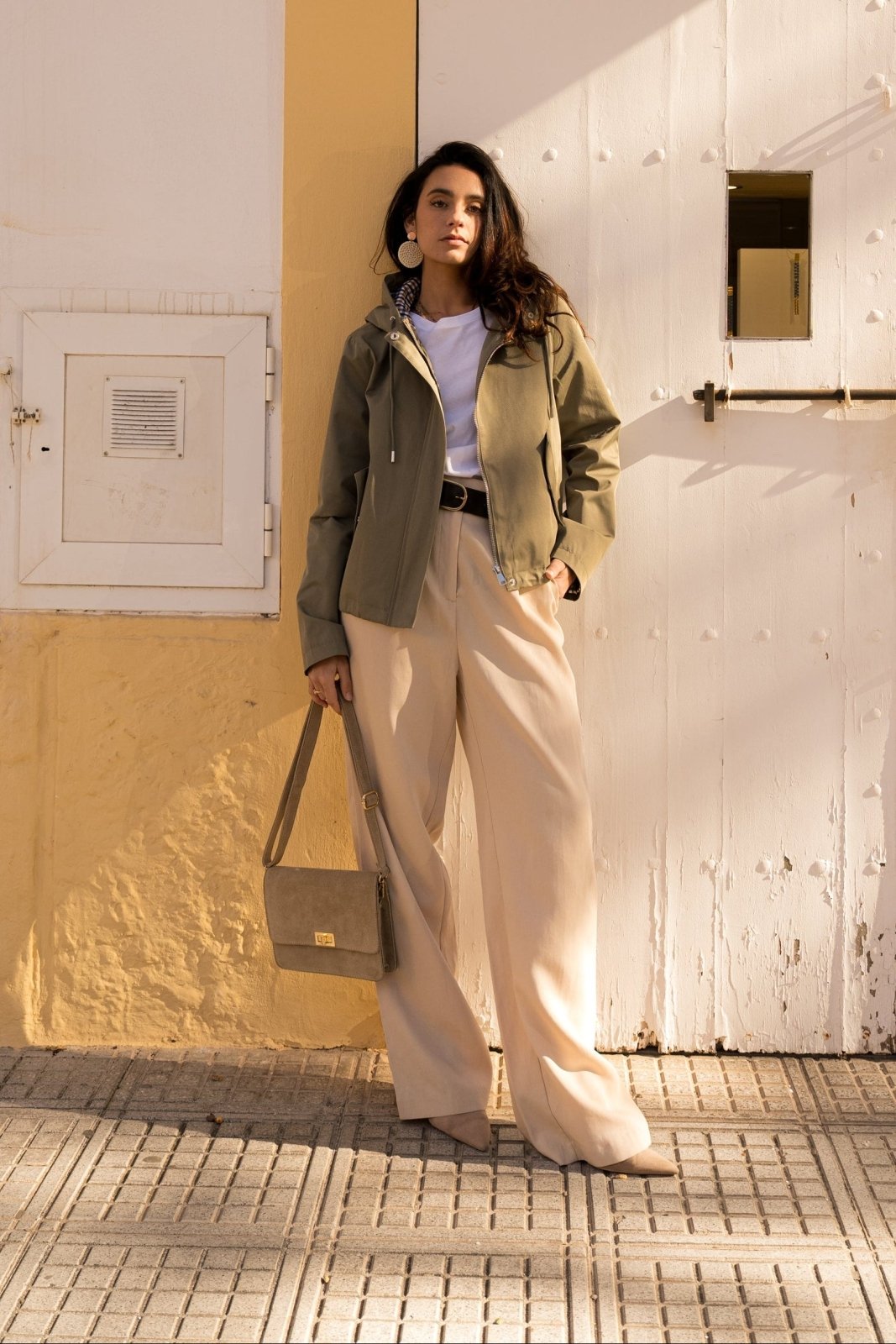 AMIRA - Parka Kaki - Escandelle (Vue de face - silhouette entière contre le mur)
#couleur_kaki