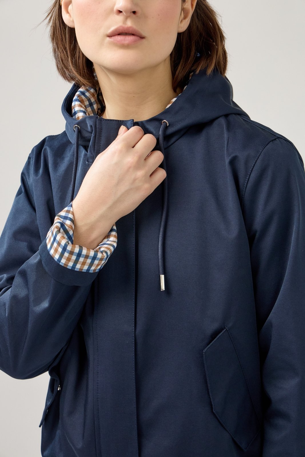 AMIRA - Parka Marine - Escandelle (Gros plan sur les détails et matières)
#couleur_navy