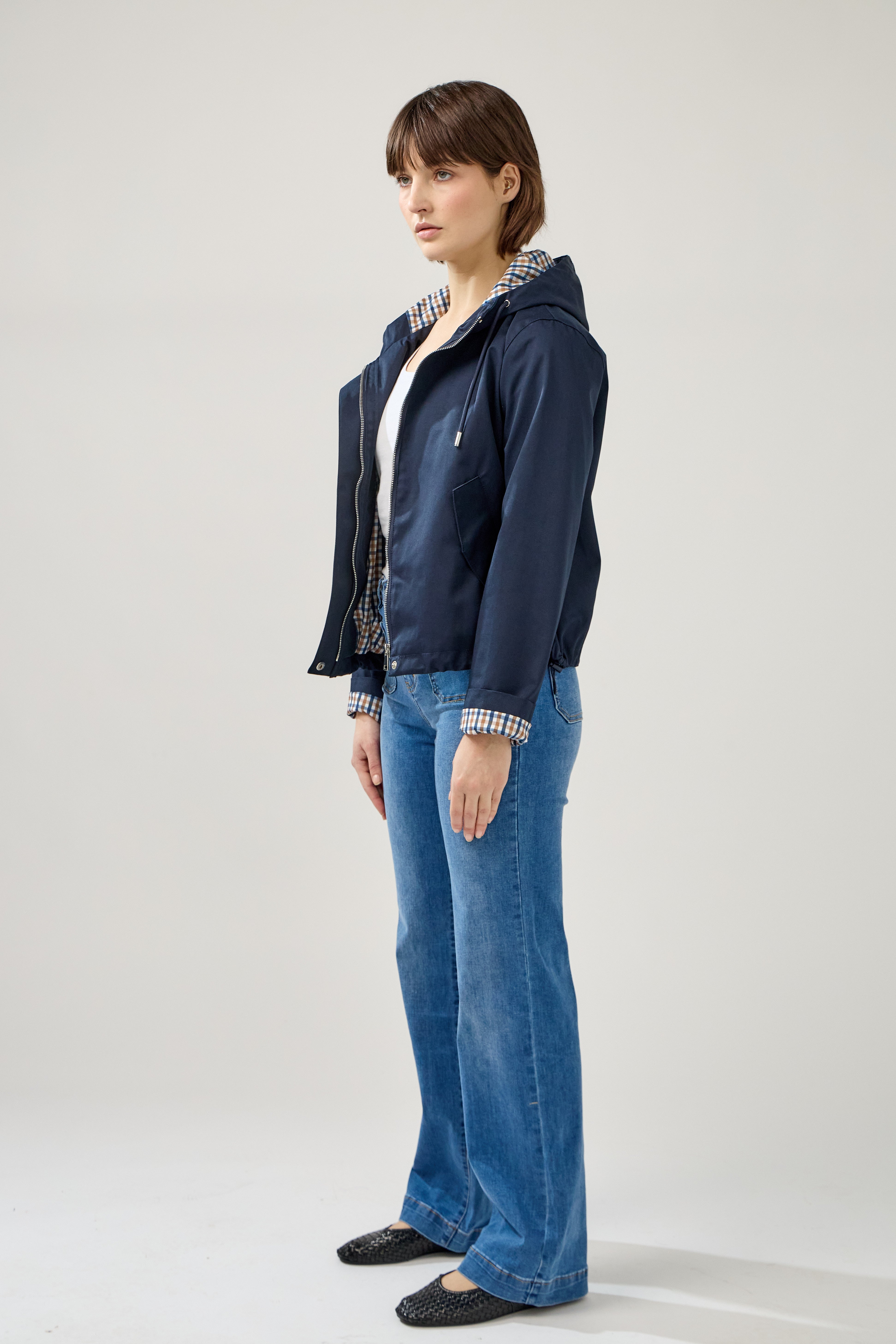 veste coton imperméable à capuche cordons, doublure à carreaux, poches à rabats et bouton pression, fermeture à glissière métallique cachée, bas avec élastique, profil
#couleur_marine