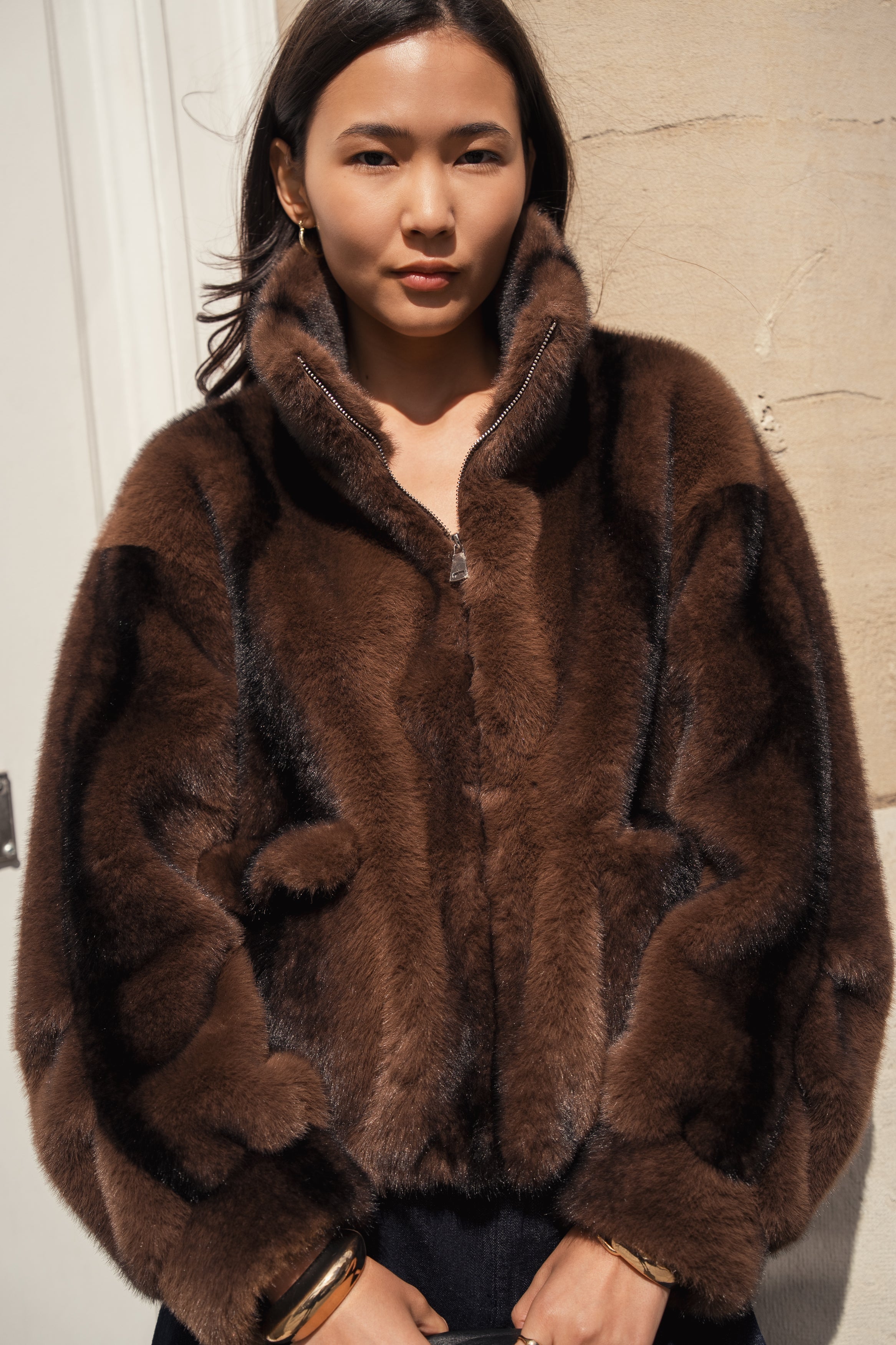 Détail manteau fausse fourrure femme - col montant - fermeture zipée - matière douce et élégant
#couleur_choco