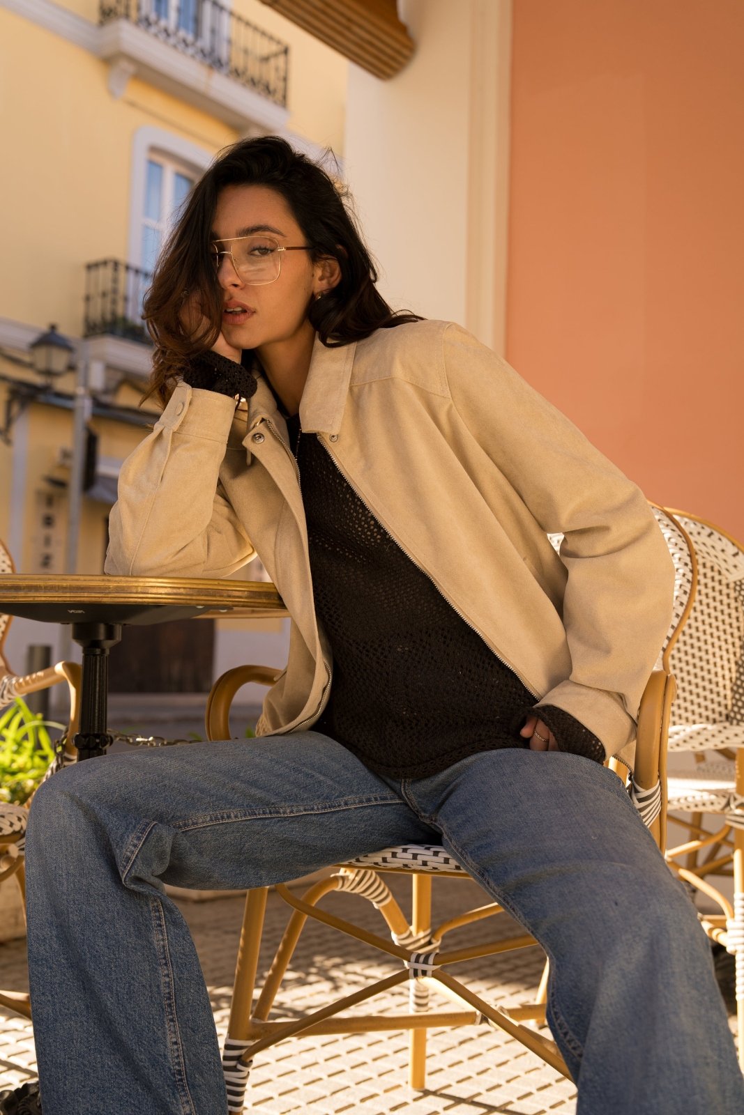 ROSERA - Veste Beige - Escandelle (Vue de face - portrait - veste zip ouvert - mannequin assise sur une chaise)
#couleur_beige