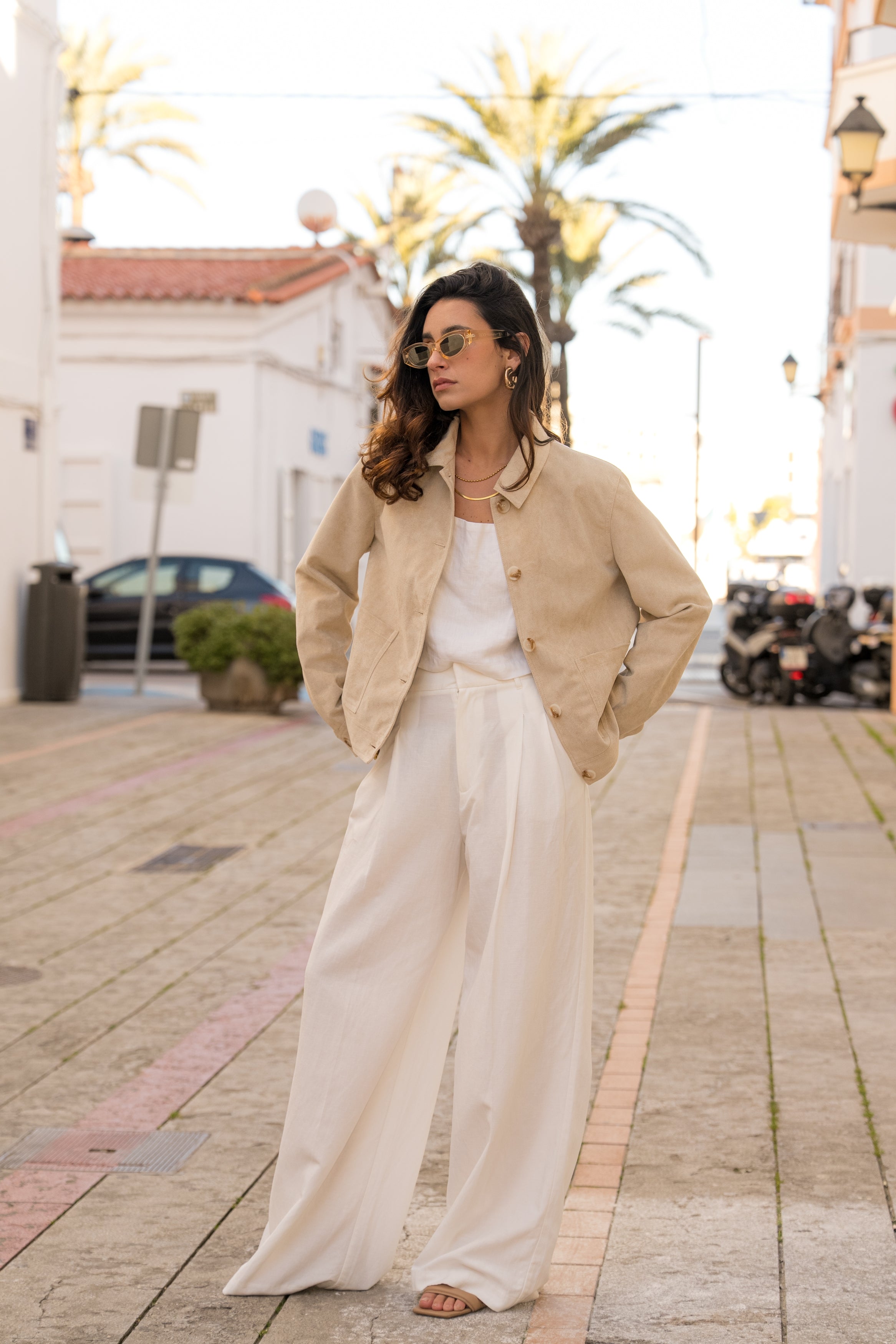 veste suédine droite à col français et boutons, poches plaquées, devant
#couleur_beige