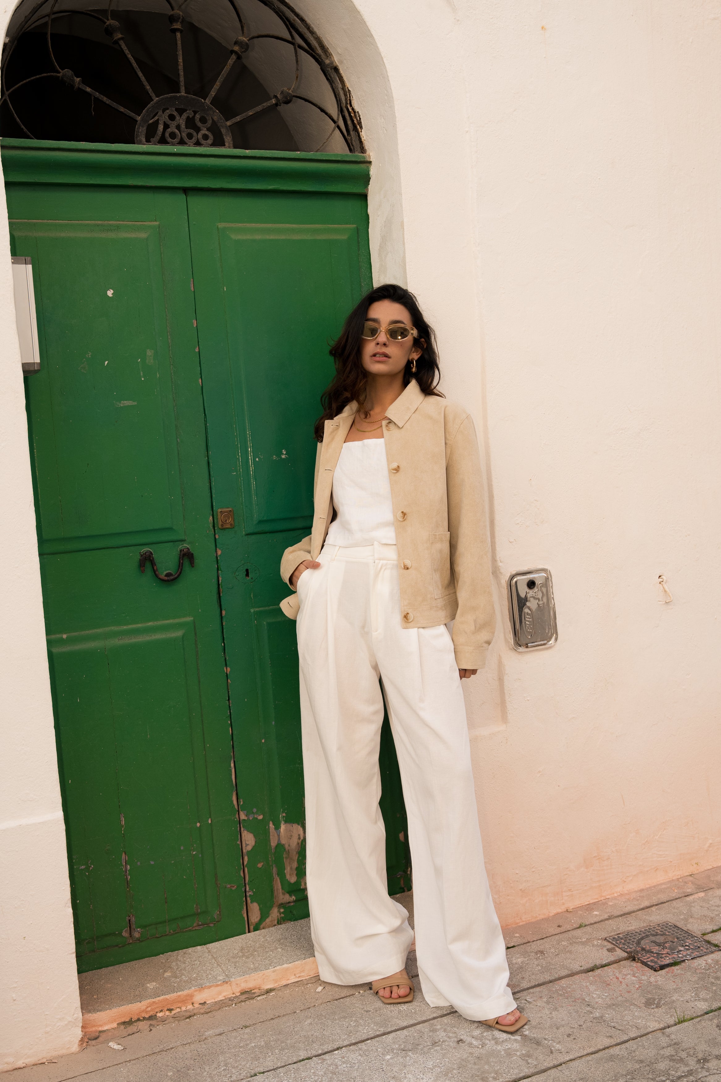 veste suédine droite à col français et boutons, poches plaquées, devant
#couleur_beige