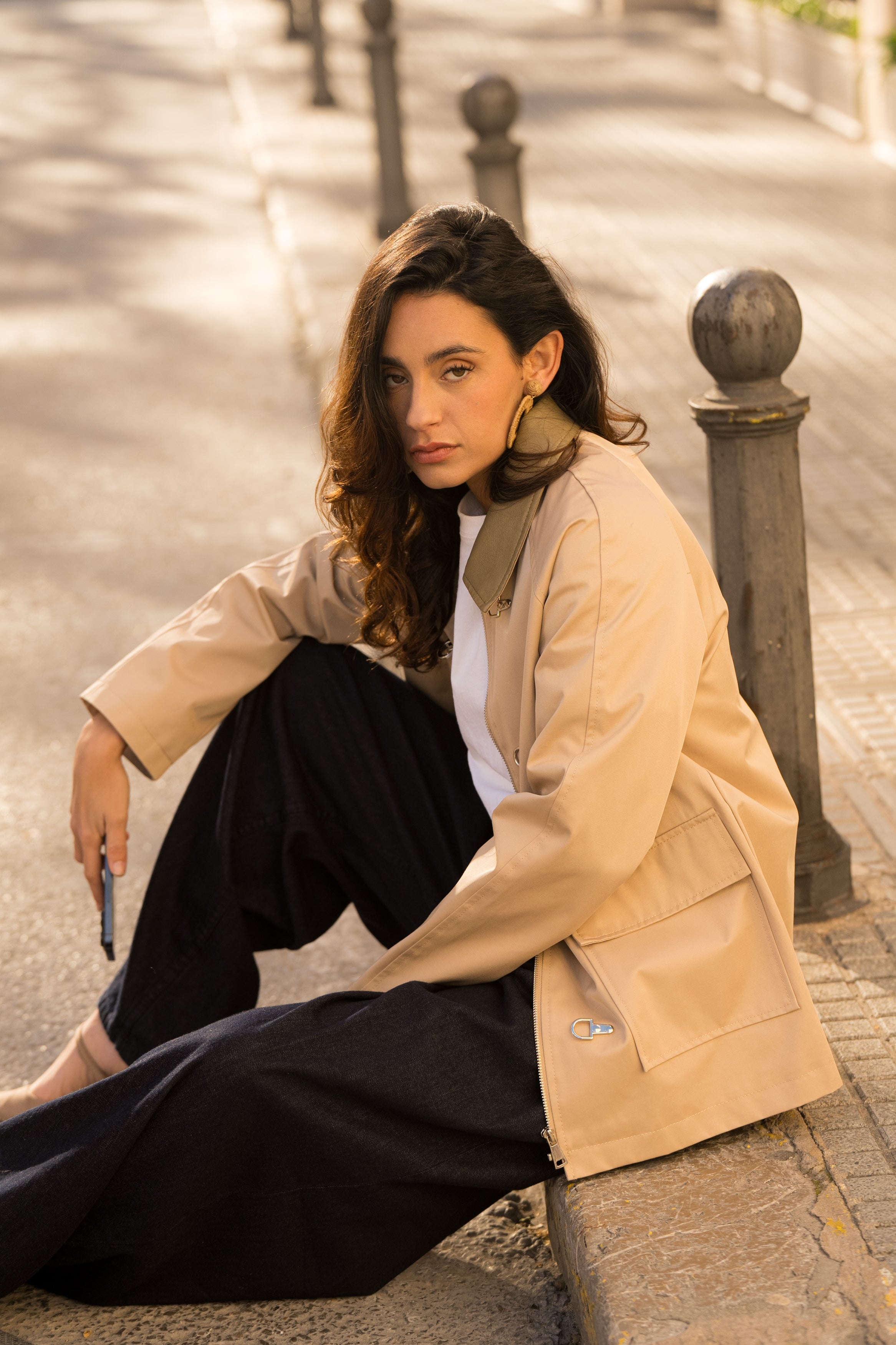 Veste bi-matière longueur bas des hanches, poches plaquées à rabats, col français en similicuir, empiècement haut, fermeture à glissière métallique et attaches métalliques, côté
#couleur_beige