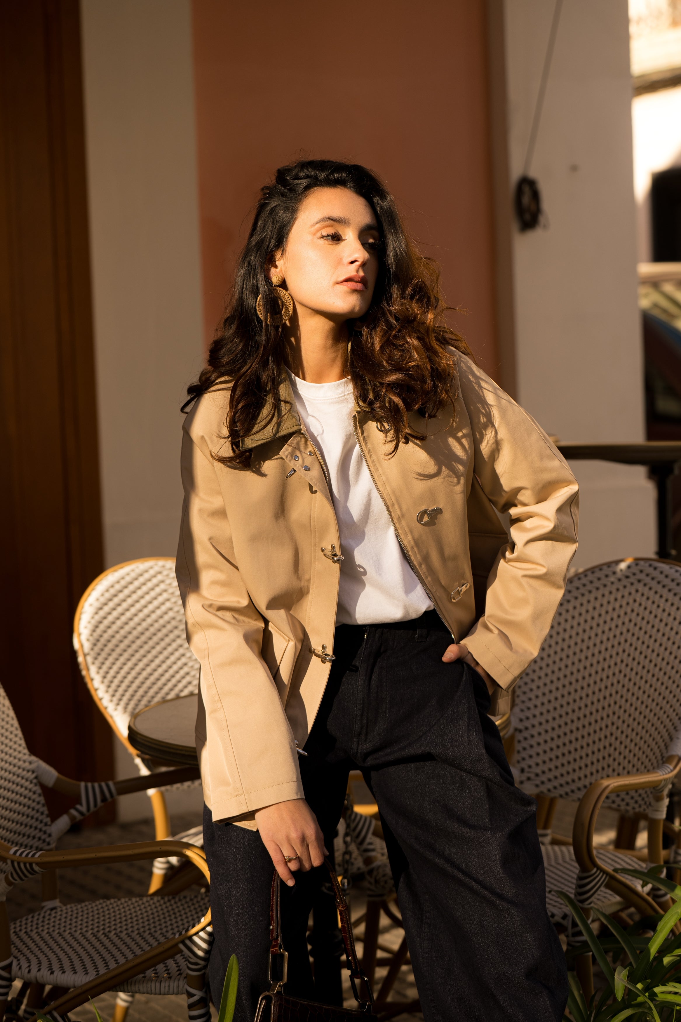 Veste bi-matière longueur bas des hanches, poches plaquées à rabats, col français en similicuir, empiècement haut, fermeture à glissière métallique et attaches métalliques, côté
#couleur_beige