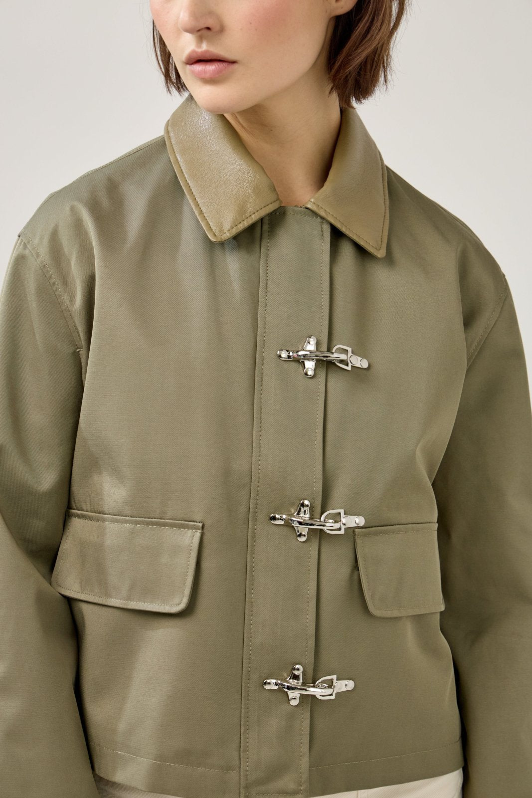 MEVINA - Veste Kaki - Escandelle (Gros plan sur les détails et matières)
#couleur_kaki