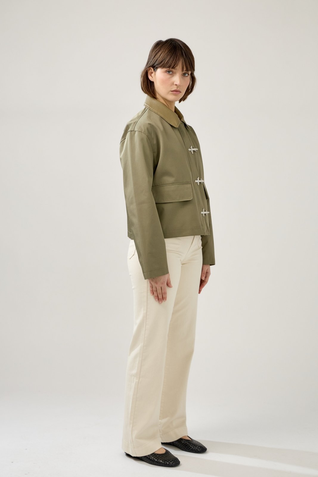 MEVINA - Veste Kaki - Escandelle (Vue de profil droit)
#couleur_kaki