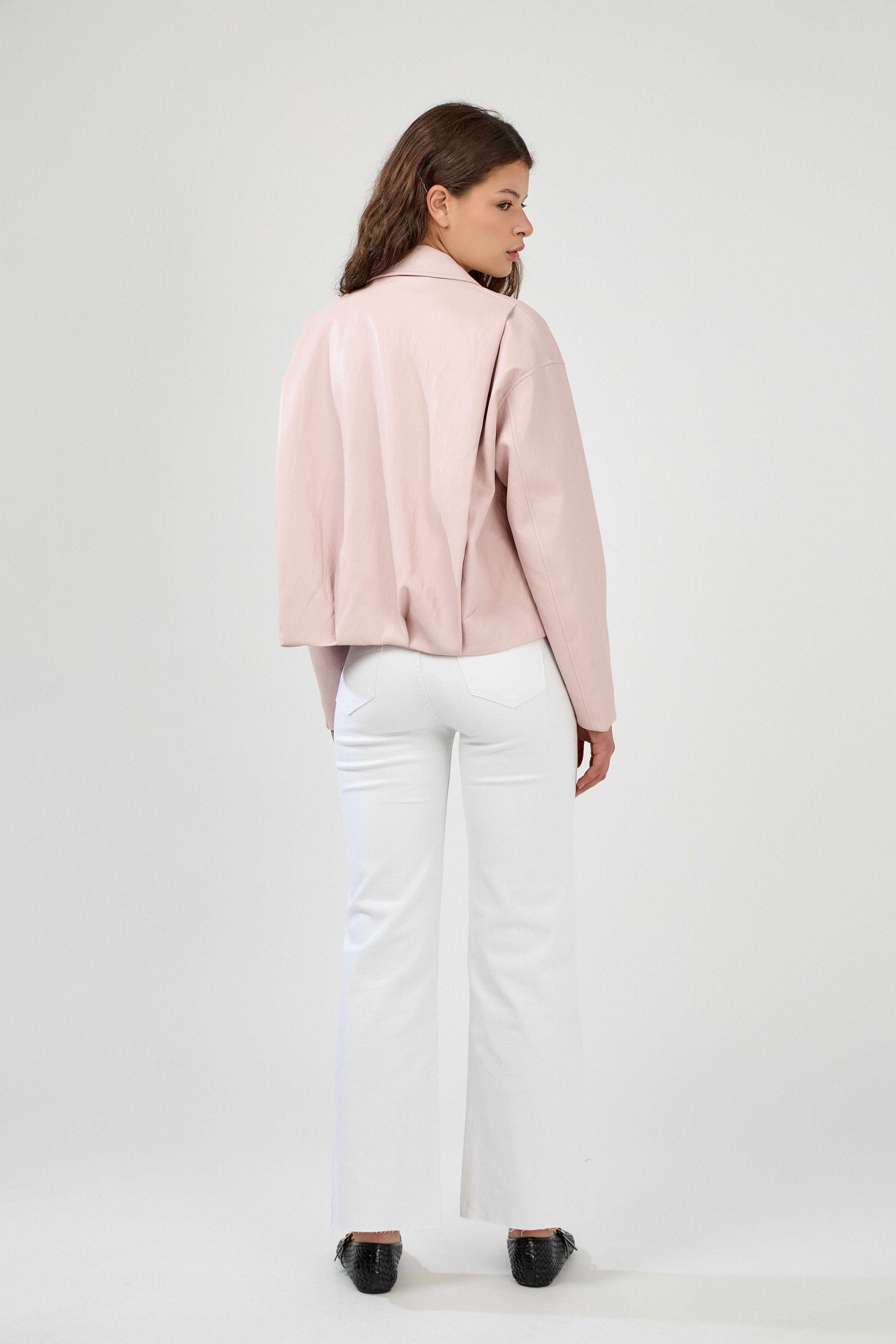 blouson en similicuir à col français, coupe droite, bas plissé devant dos, fermeture à glissière métallique, style streetwear féminin unisexe, dos
#couleur_rose