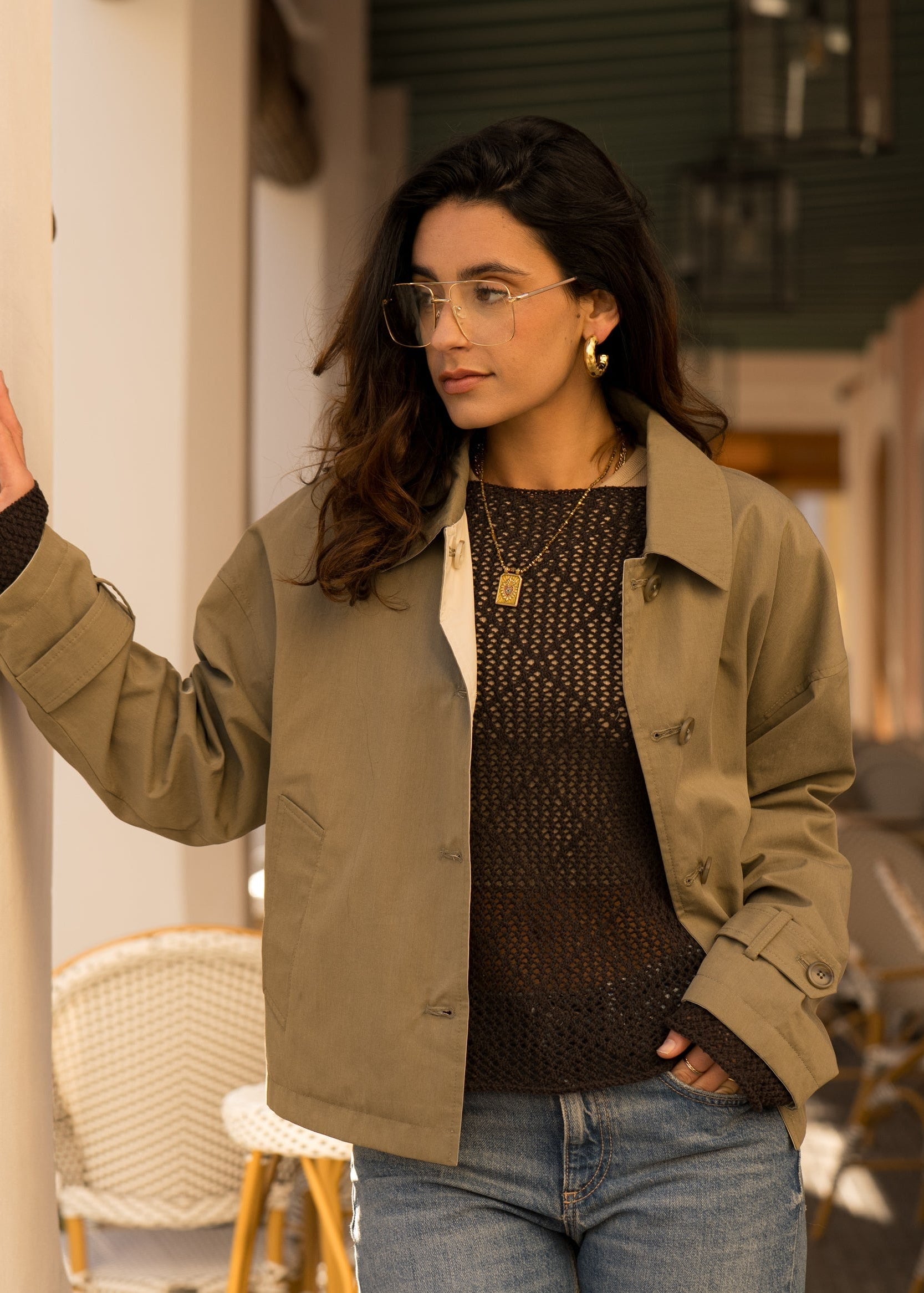 femme portant un veste style trench réversible imperméable, fermeture à boutons, poches et col français, devant
#couleur_kaki