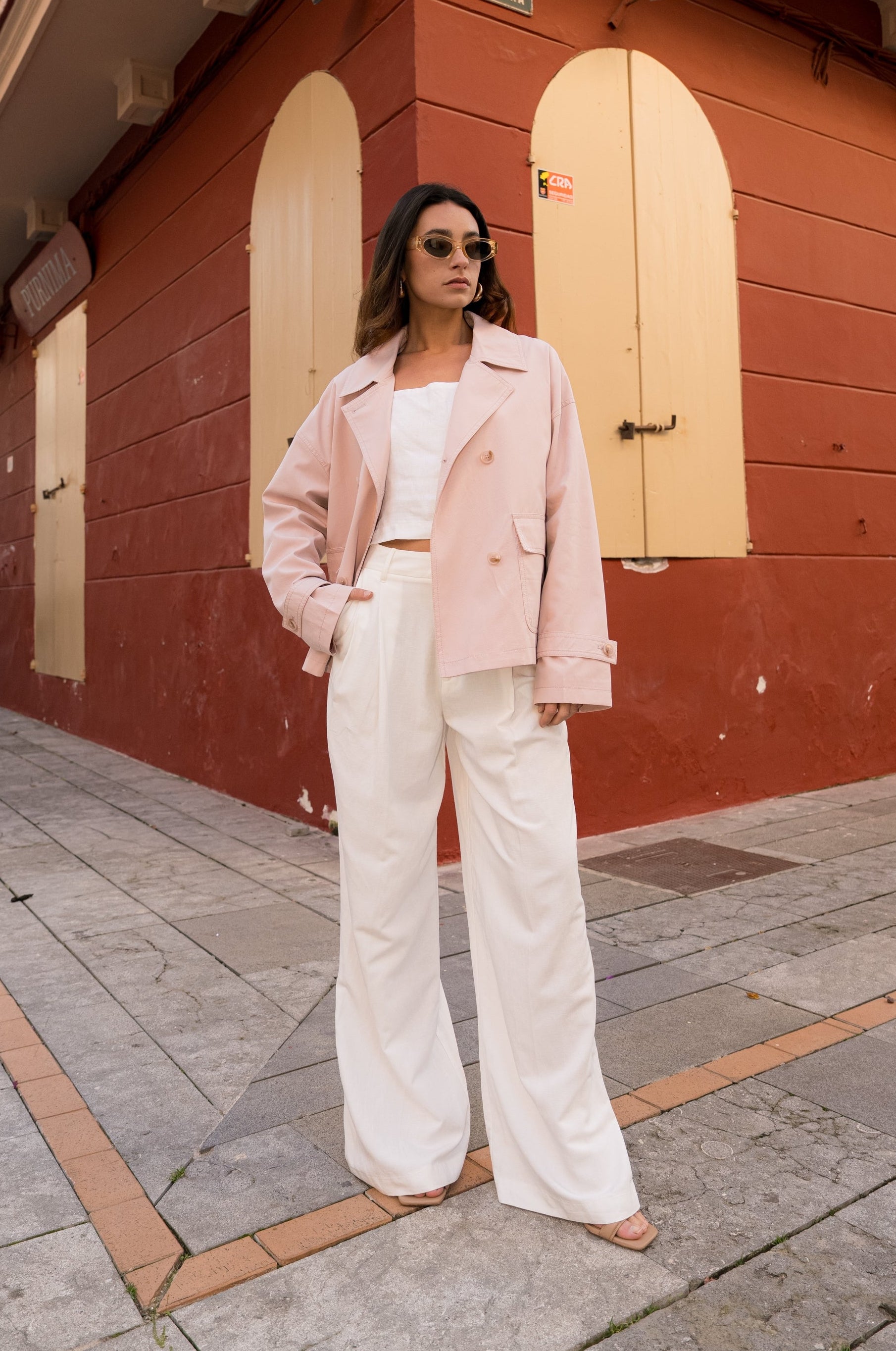 veste trench à boutons et col à revers, poches plaquées à rabats, pattes de serrage décoratives poignets, devant ouvert
#couleur_rose