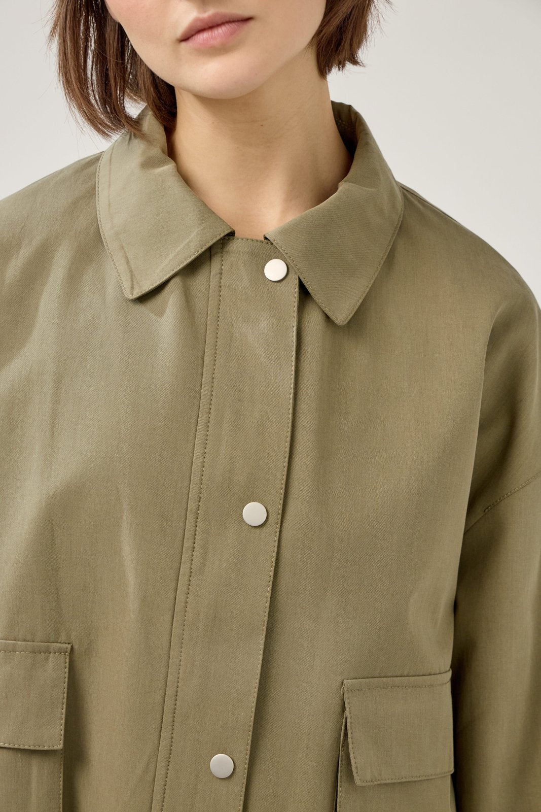 NERISSA - Veste Kaki - Escandelle (Gros plan sur les détails et matières)
#couleur_kaki