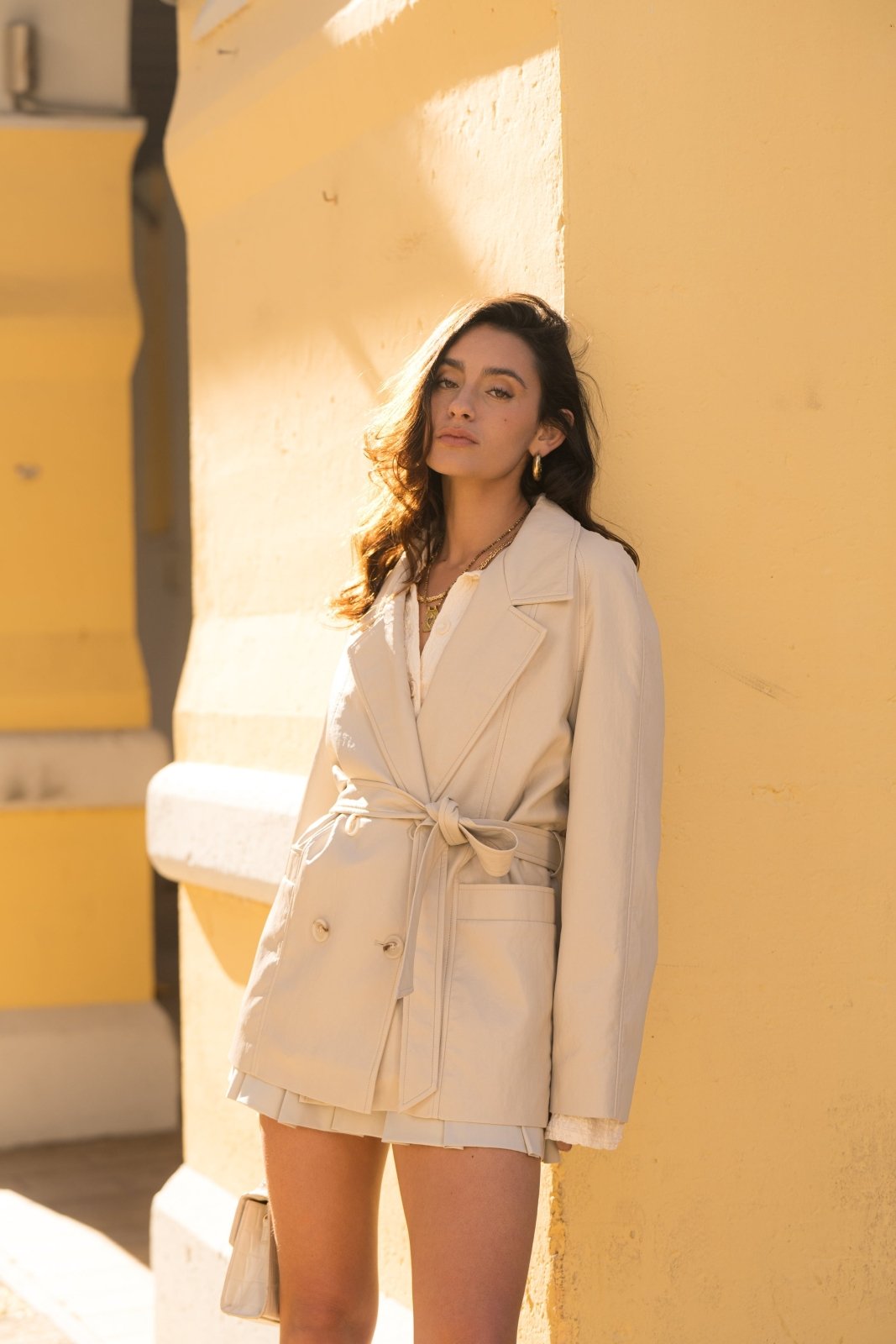 OVANIA - Veste Beige - Escandelle (Vue de face - portrait - profil gauche)
#couleur_beige