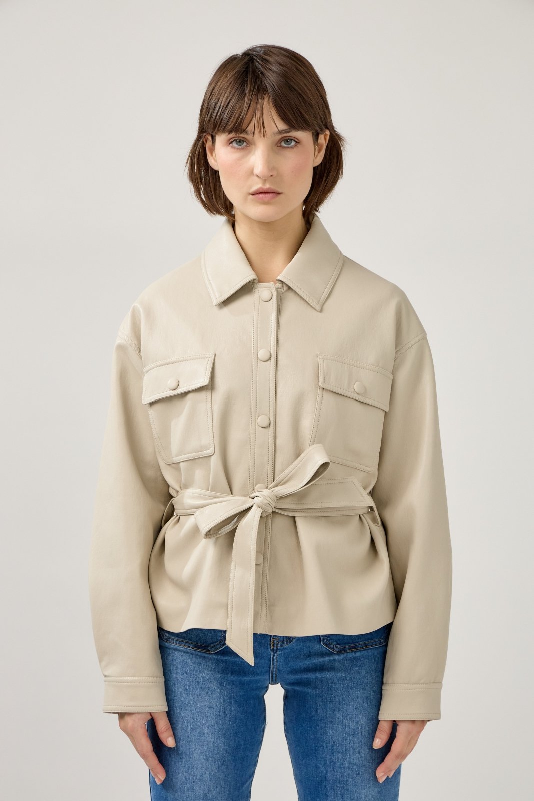 ILORIA - Veste Beige - Escandelle (Vue de face - silhouette entière)
#couleur_beige