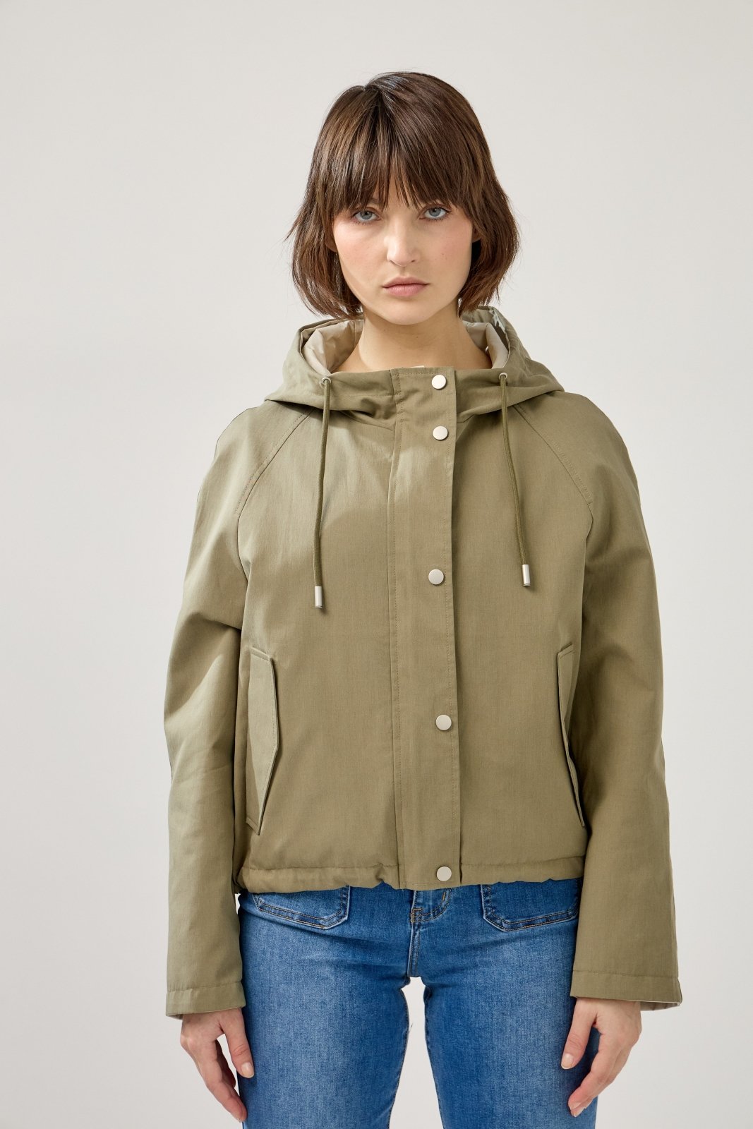 ELUNIA - Parka Kaki - Escandelle (Vue de face - portrait)
#couleur_kaki