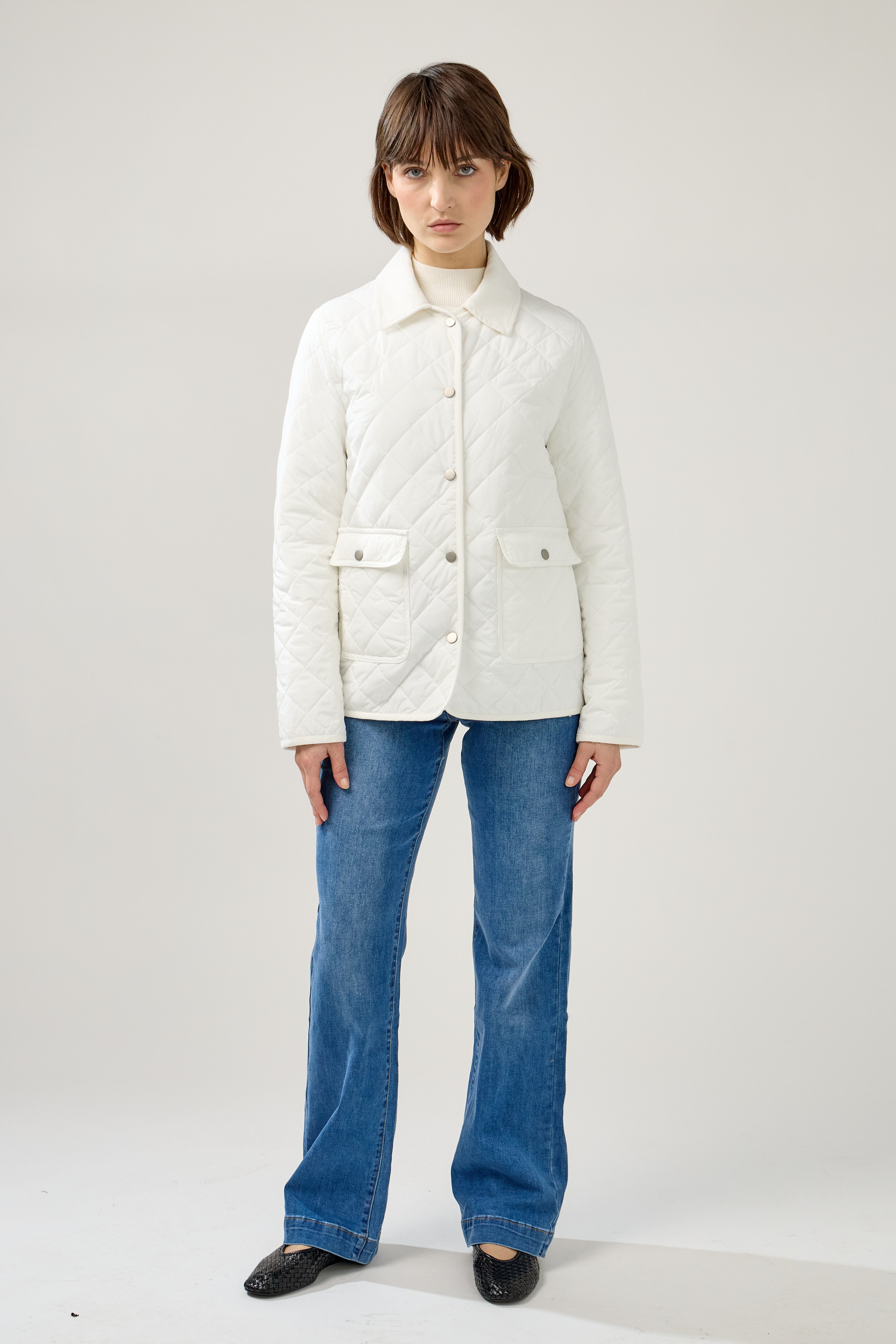 veste matelassée boutonnées, bi-matière, col français, poches plaquées à rabats et bouton pression, devant
#couleur_blanc