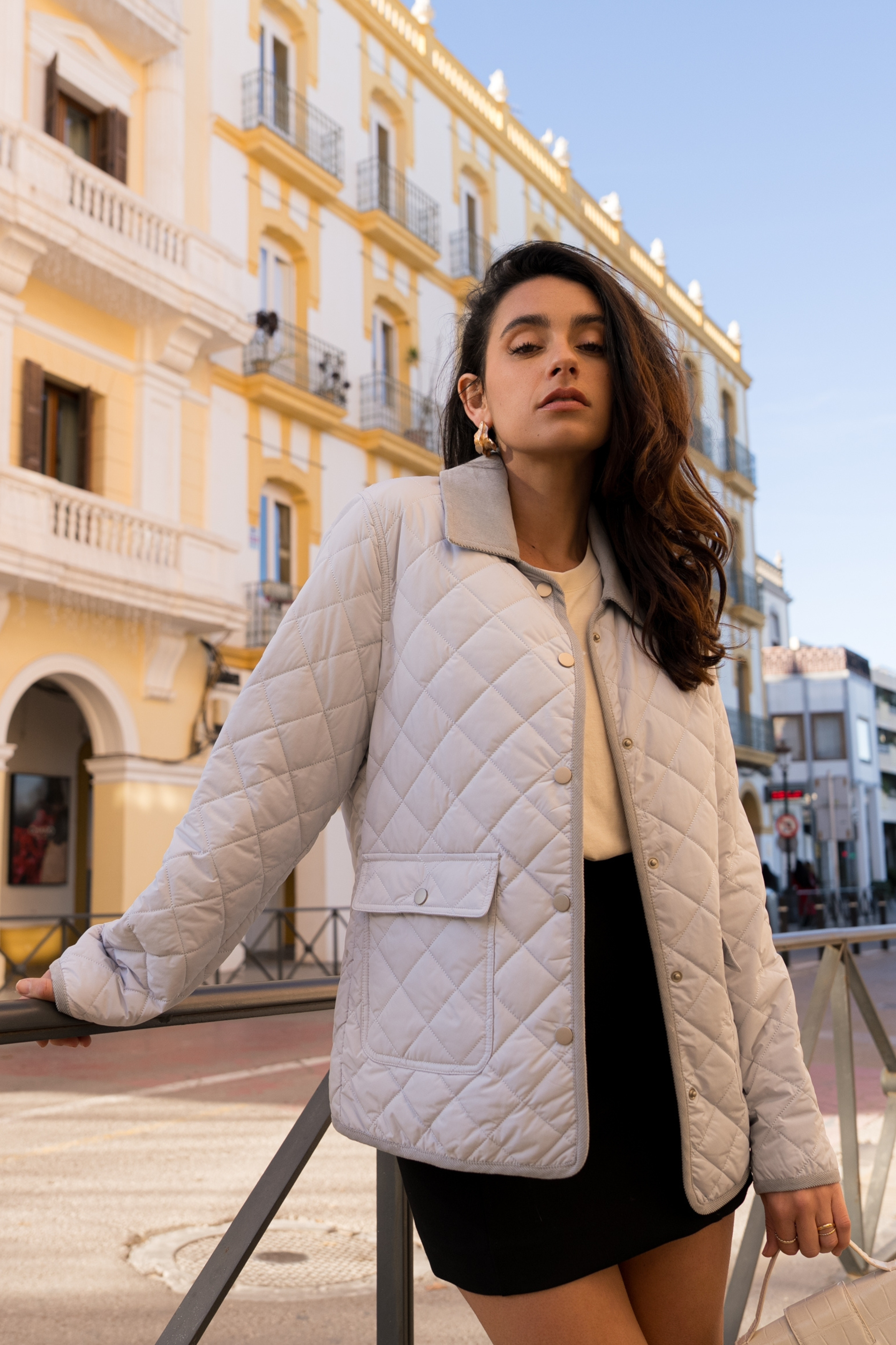 veste matelassée boutonnées, bi-matière, col français, poches plaquées à rabats et bouton pression, devant
#couleur_ciel