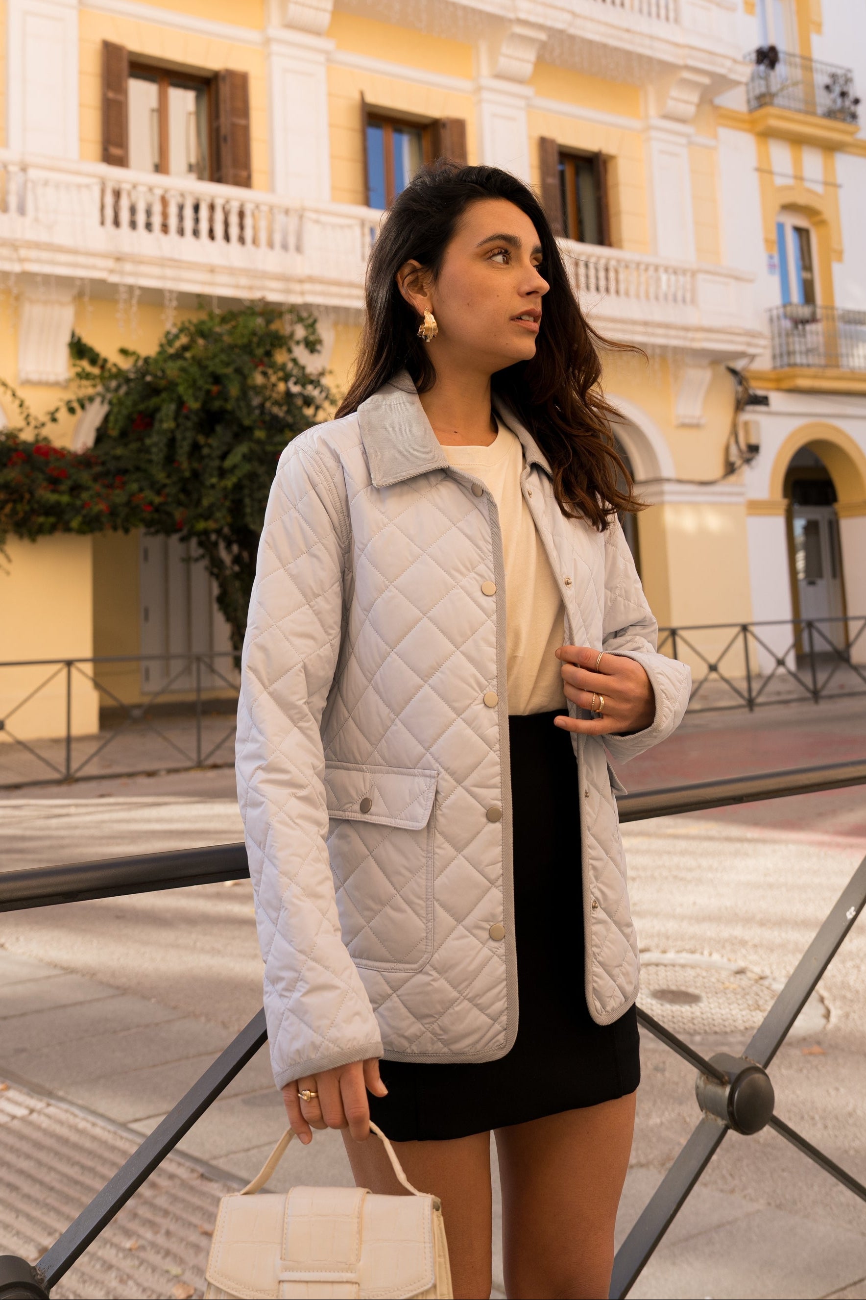 veste matelassée boutonnées, bi-matière, col français, poches plaquées à rabats et bouton pression, devant
#couleur_ciel