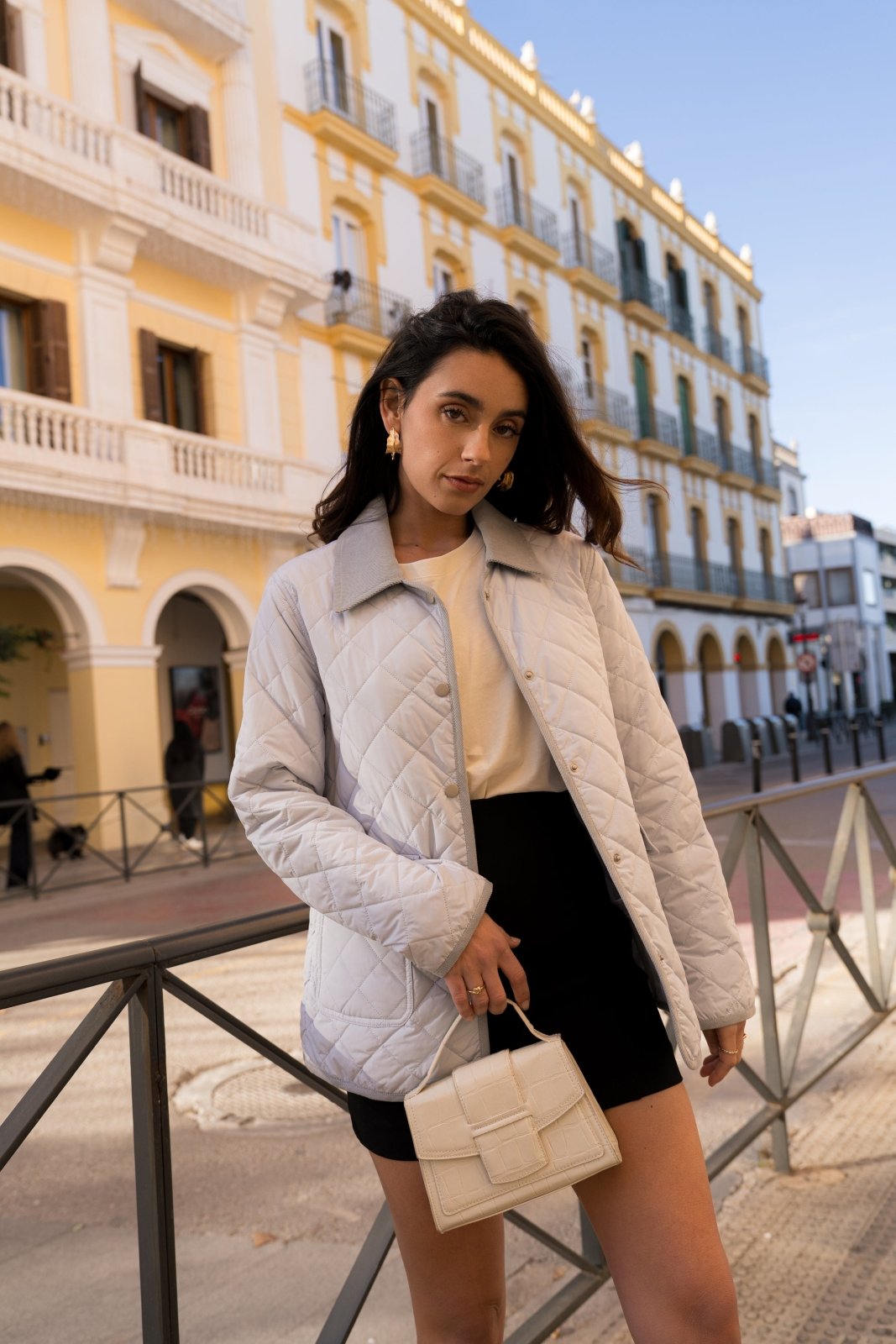 RAVELLE - Veste Ciel - Escandelle (Vue de face - portrait - lifestyle)
#couleur_ciel