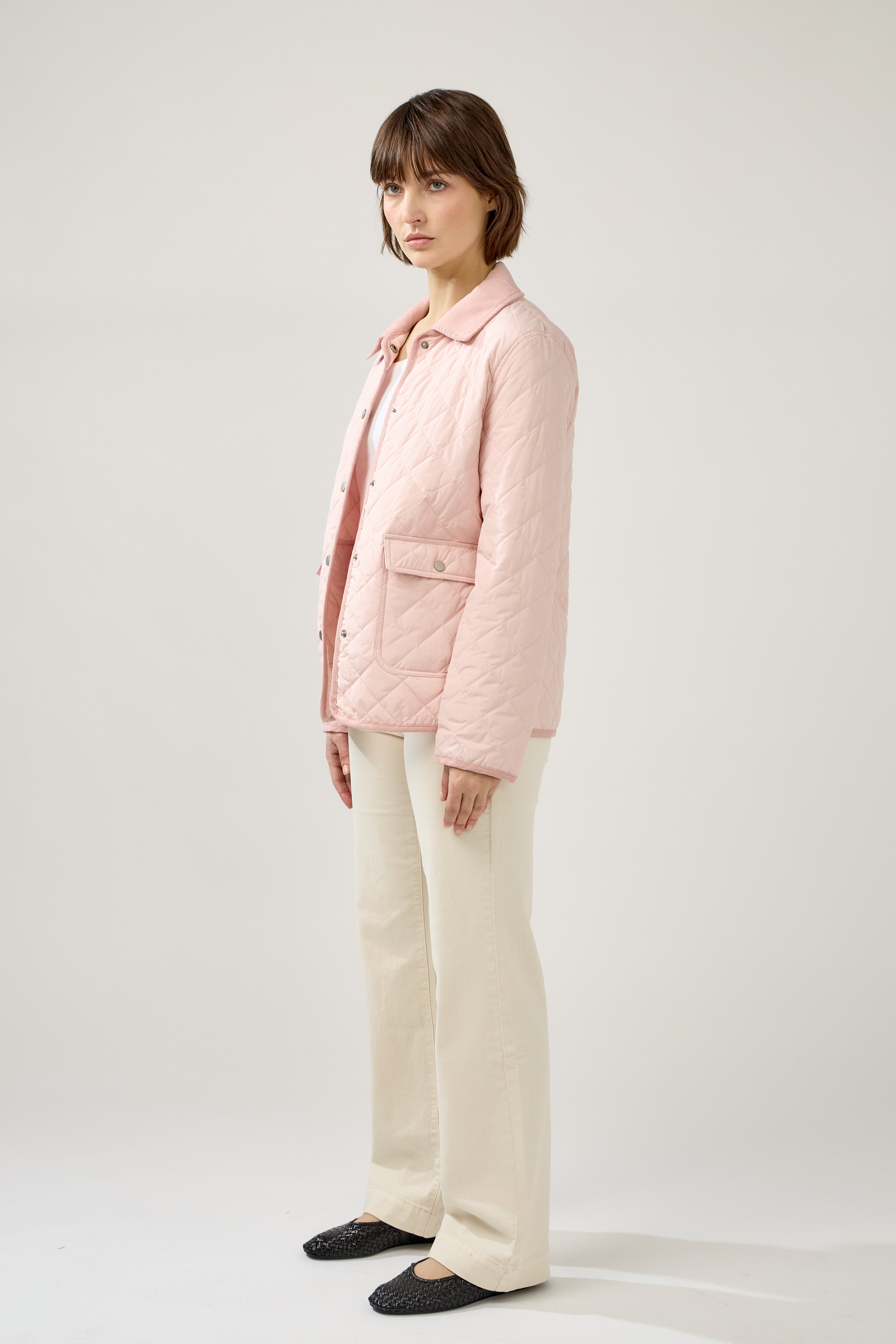 veste matelassée boutonnées, bi-matière, col français, poches plaquées à rabats et bouton pression, côté
#couleur_rose