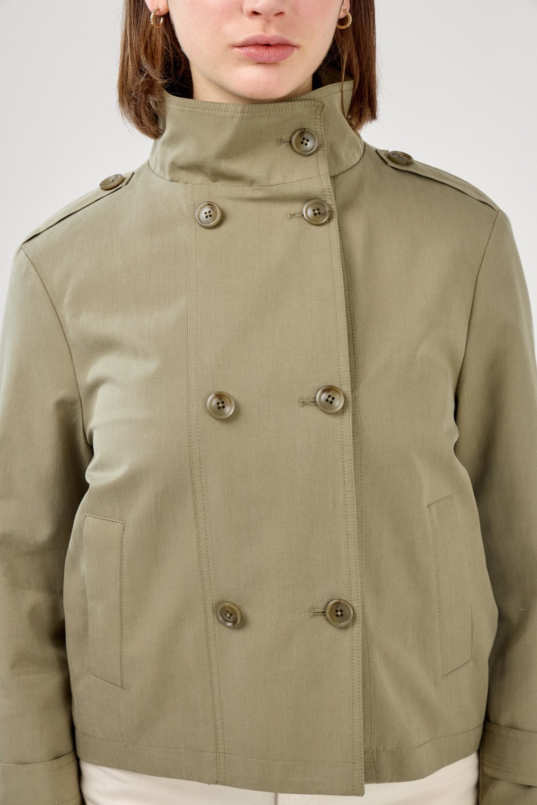LYNARA - Veste Kaki - Escandelle (Gros plan détails et matière)
#couleur_kaki