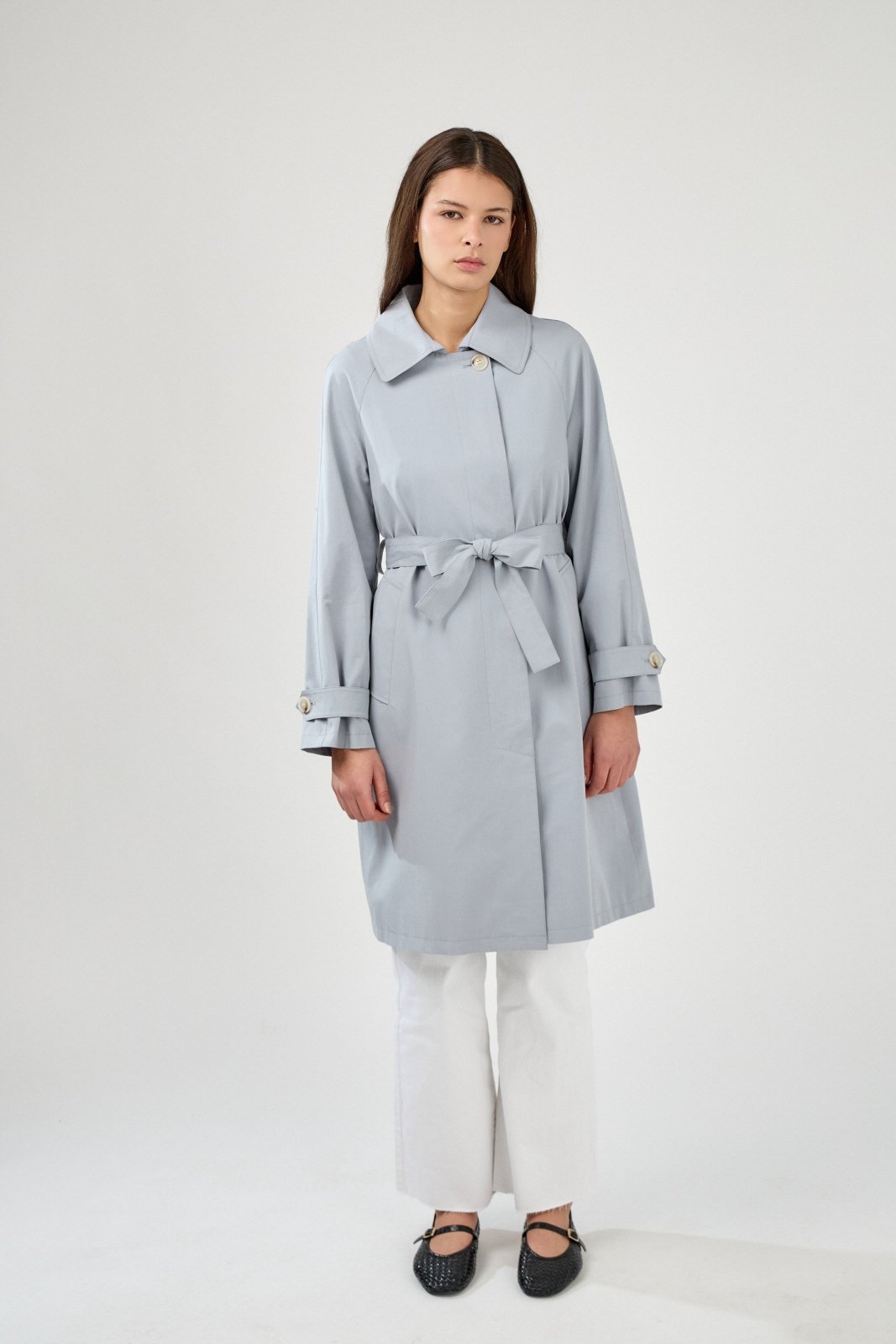 AMALIA - Trench Ciel - Escandelle (Vue de face - silhouette entière)
#couleur_ciel