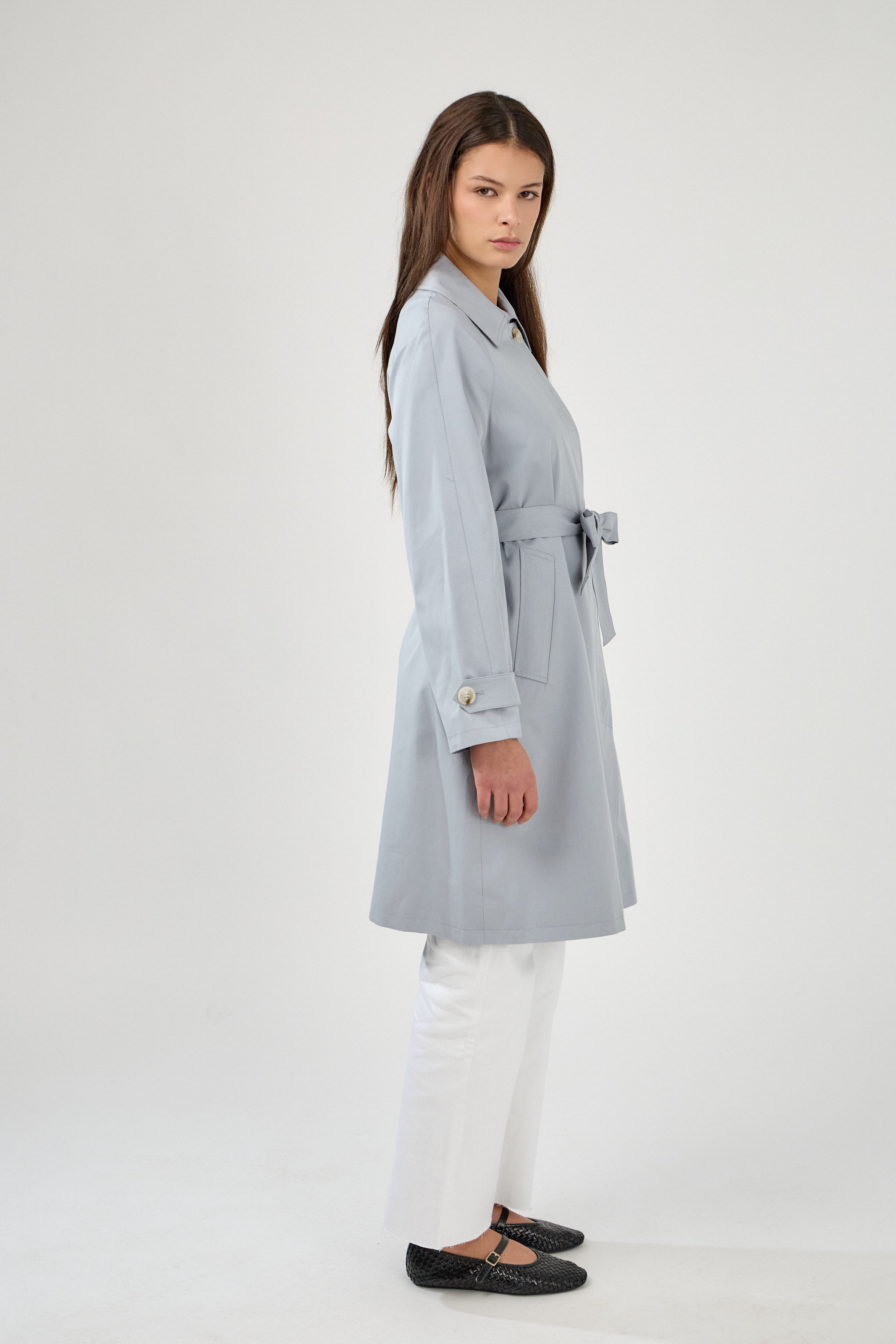 Trench mi-long, col à revers, fermeture à boutons, pattes de serrage aux poignets, ceinture et passants, poches raglans, côté
#couleur_ciel