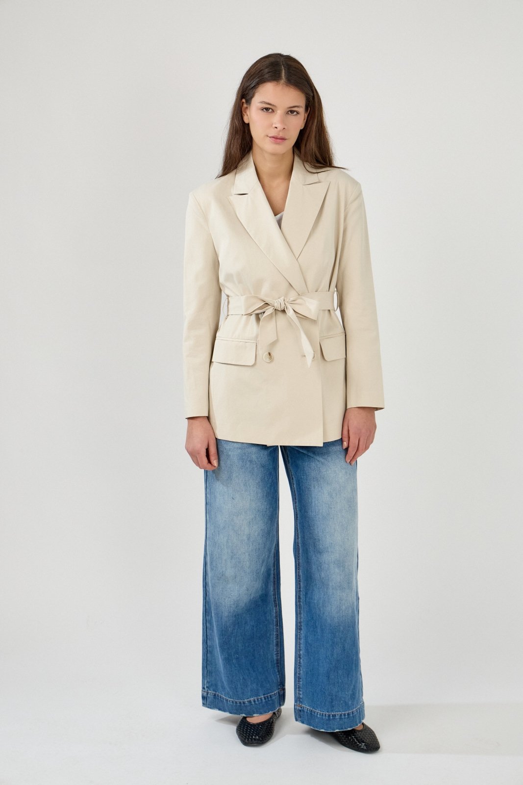 SEVILIA - Veste Beige - Escandelle (Vue de face - silhouette entière)
#couleur_beige