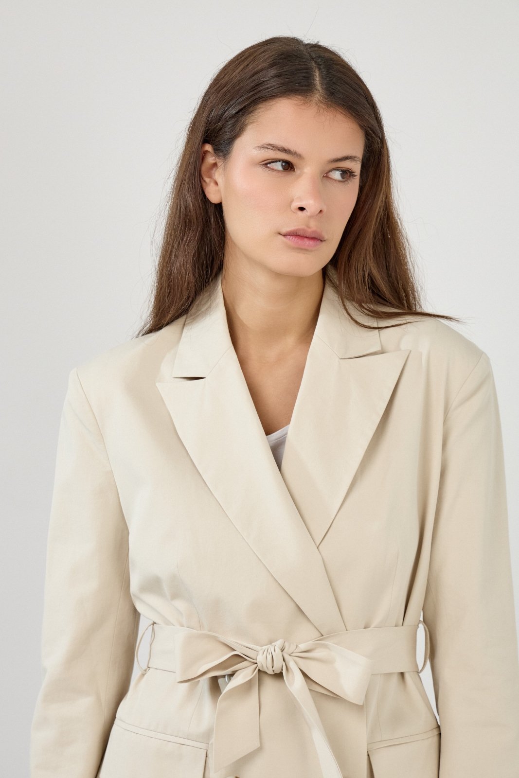 SEVILIA - Veste Beige - Escandelle (Gros plan sur les détails et matières)
#couleur_beige