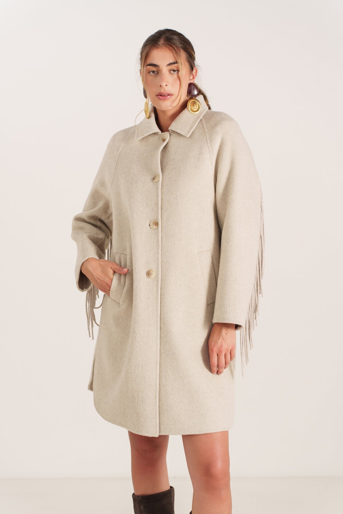 Manteau long beige pour femme avec franges sur les manches et fermeture boutonnée – Escandelle-devant
#couleur_beige