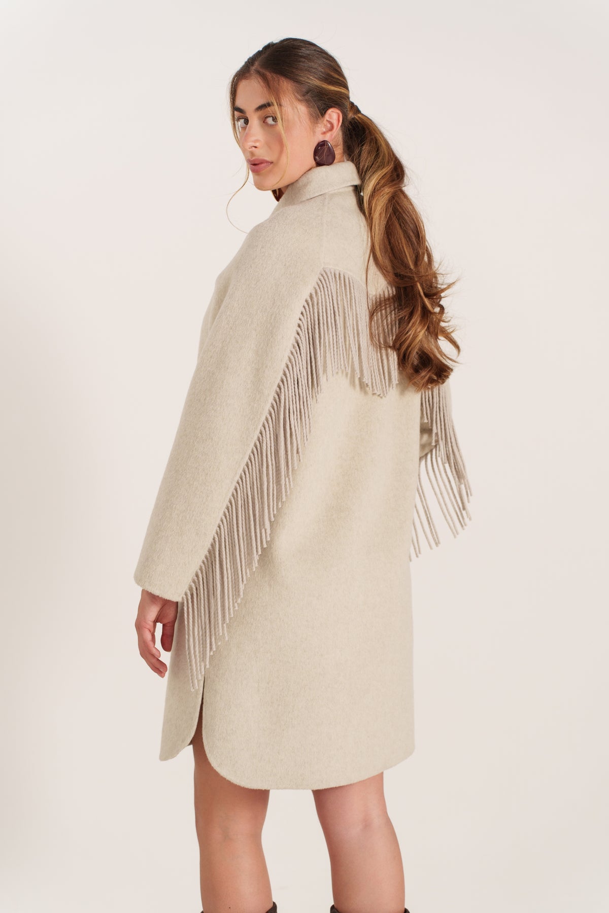 Manteau long beige pour femme avec franges sur les manches et fermeture boutonnée – Escandelle-dos
#couleur_beige
