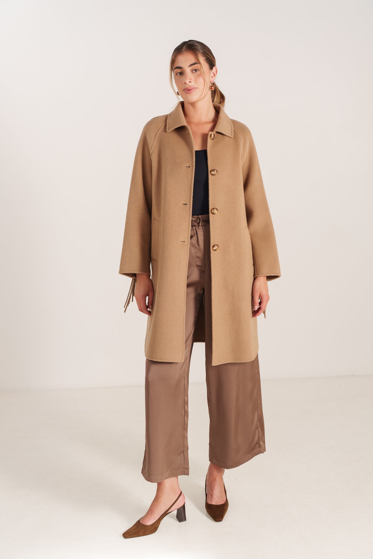 Manteau long camel pour femme avec franges sur les manches et fermeture boutonnée – Escandelle-devant
#couleur_camel