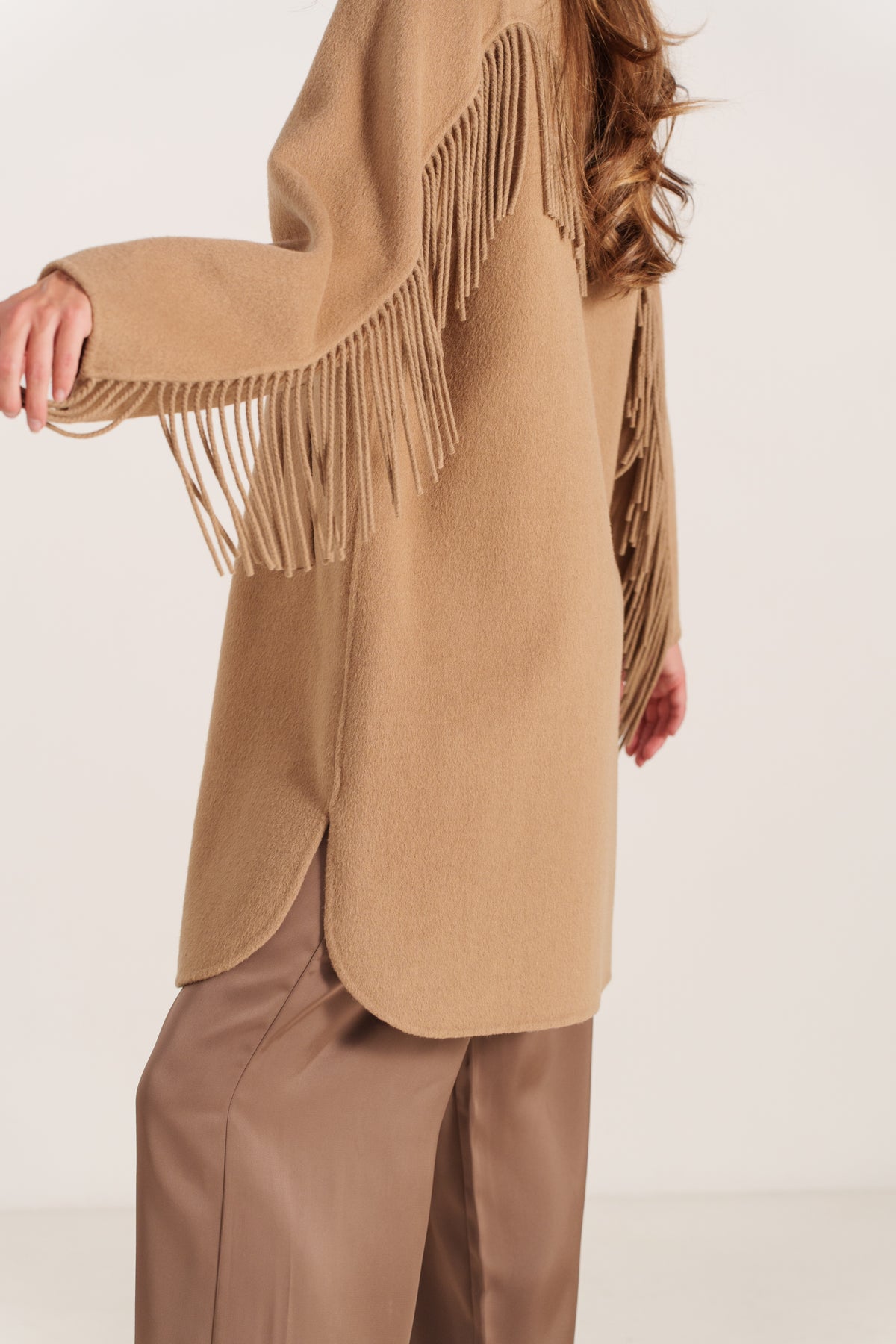 Manteau long camel pour femme avec franges sur les manches et fermeture boutonnée – Escandelle-zoom
#couleur_camel