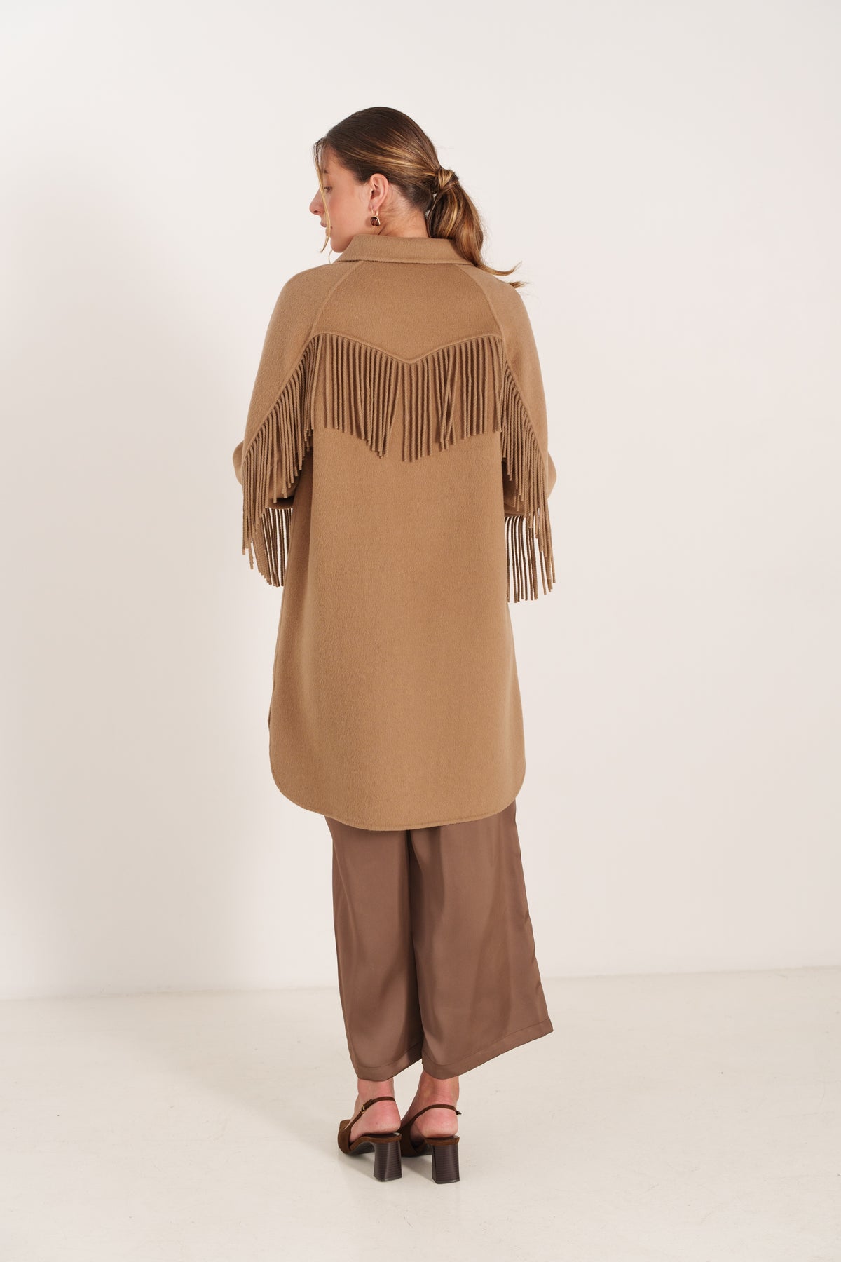 Manteau long camel pour femme avec franges sur les manches et fermeture boutonnée – Escandelle-dos
#couleur_camel