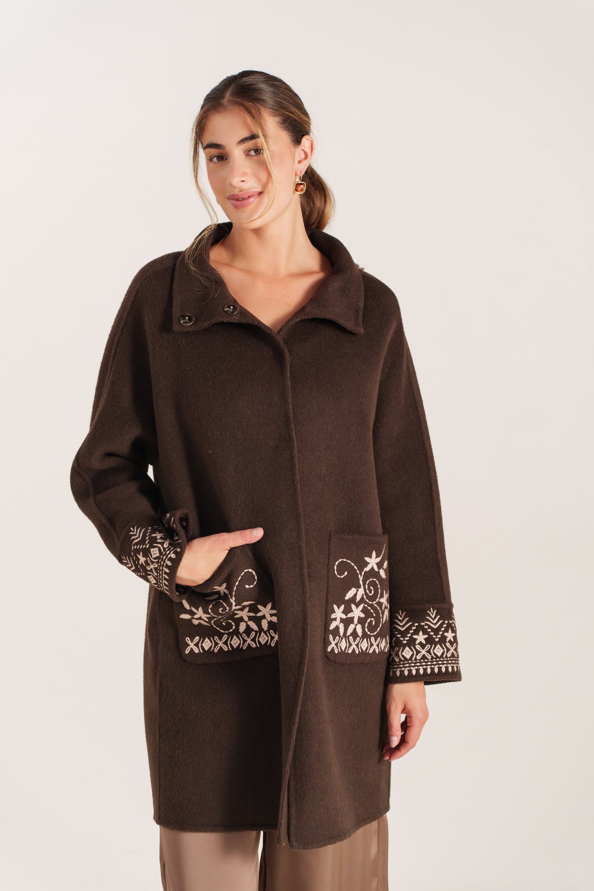 LISETTE manteau long laine poches brodées col chemise choco femme - Escandelle Paris (portrait)
#couleur_choco