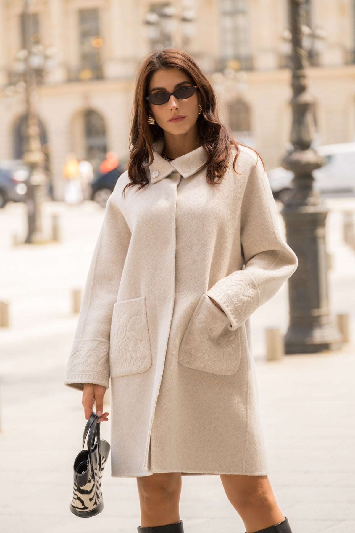 LISETTE manteau long laine poches brodées col chemise beige femme - Escandelle Paris (portrait)
#couleur_beige
