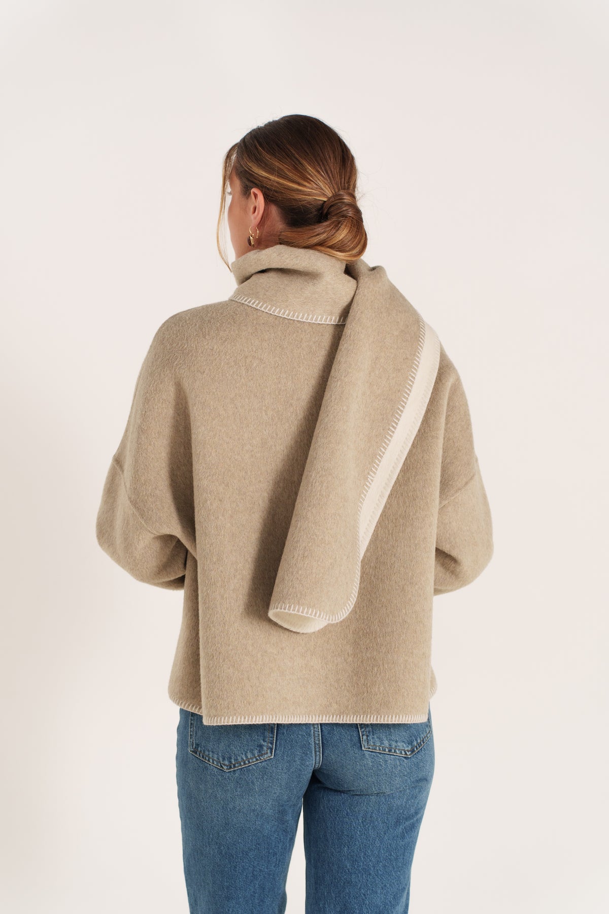 LAURE veste courte laine col écharpe surpiqûres contrastées beige femme - Escandelle Paris (dos)
#couleur_beige