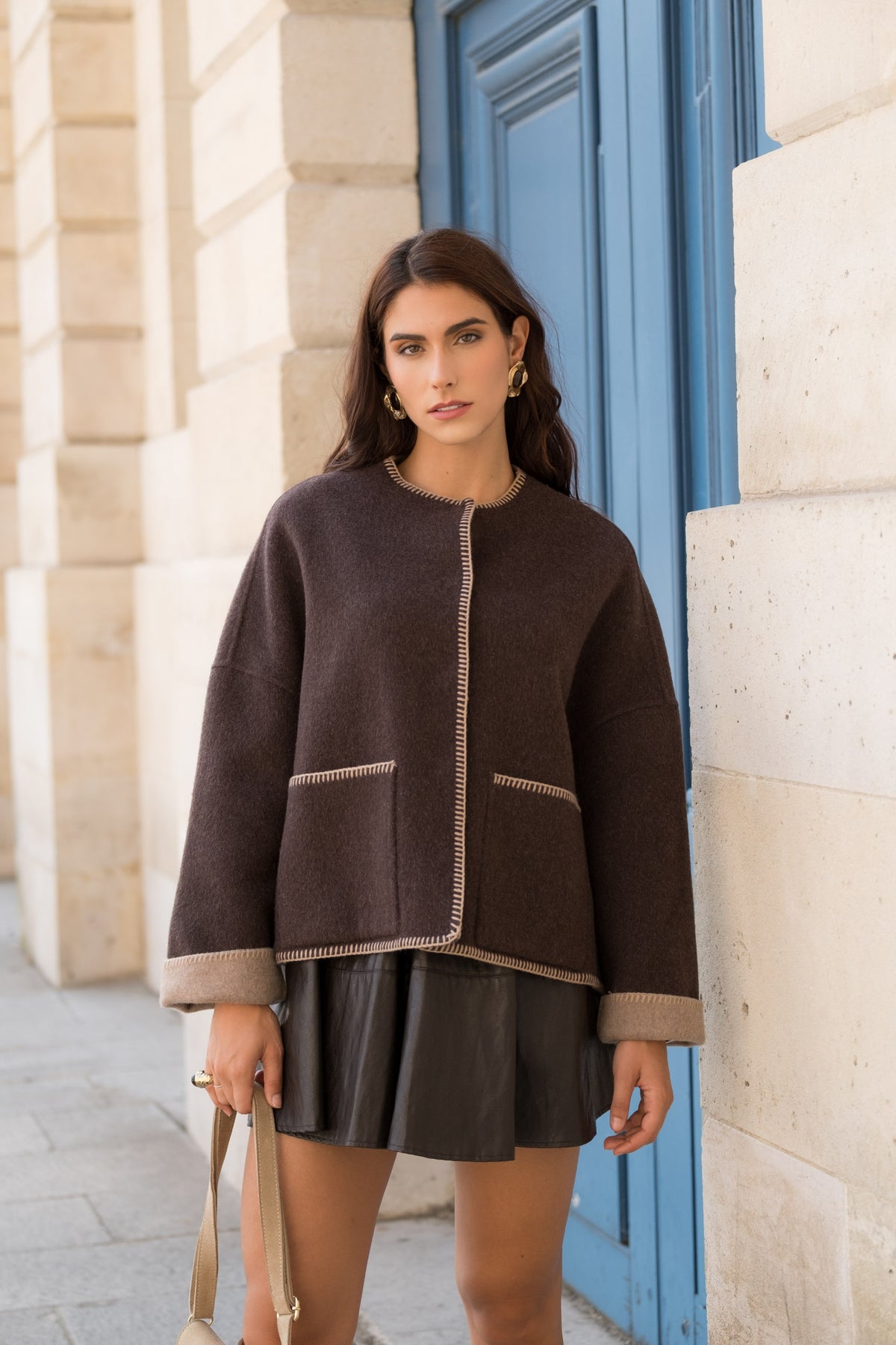 LAURE veste courte laine col écharpe surpiqûres contrastées choco femme - Escandelle Paris (portrait)
#couleur_choco