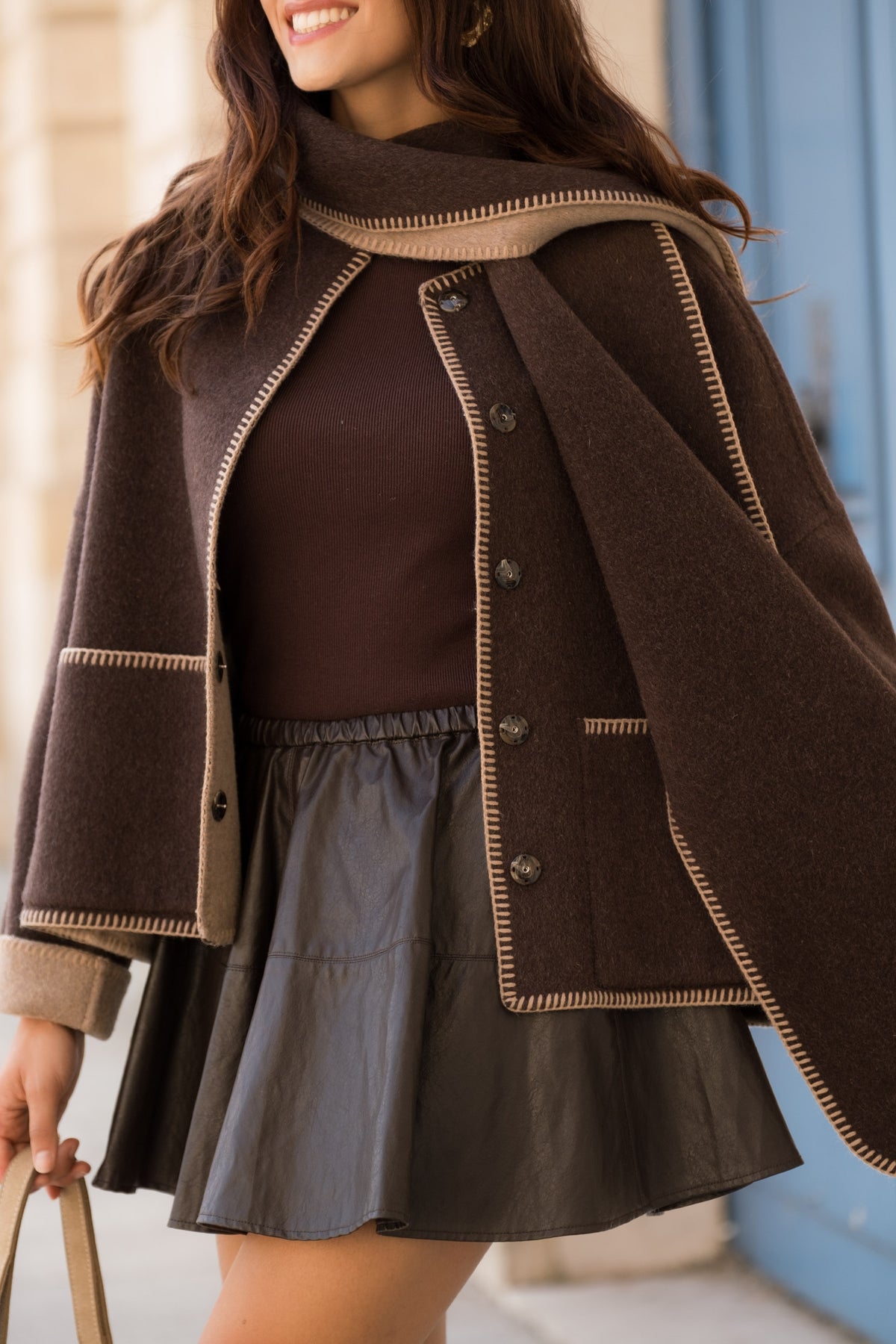 LAURE veste courte laine col écharpe surpiqûres contrastées choco femme - Escandelle Paris (gros plan détails matière)
#couleur_choco
