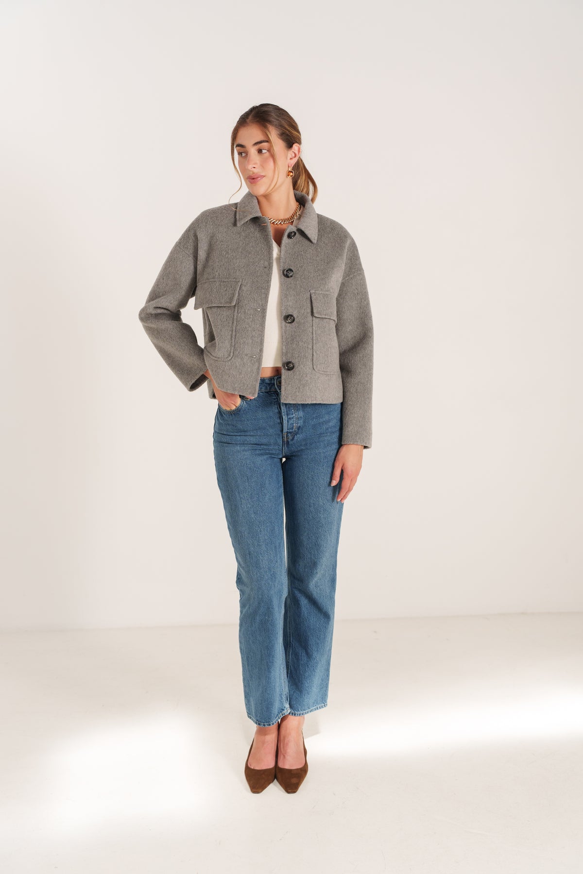 Veste courte gris pour femme à col chemise avec poches plaquées et fermeture boutonnée – Escandelle-devant
#couleur_gris