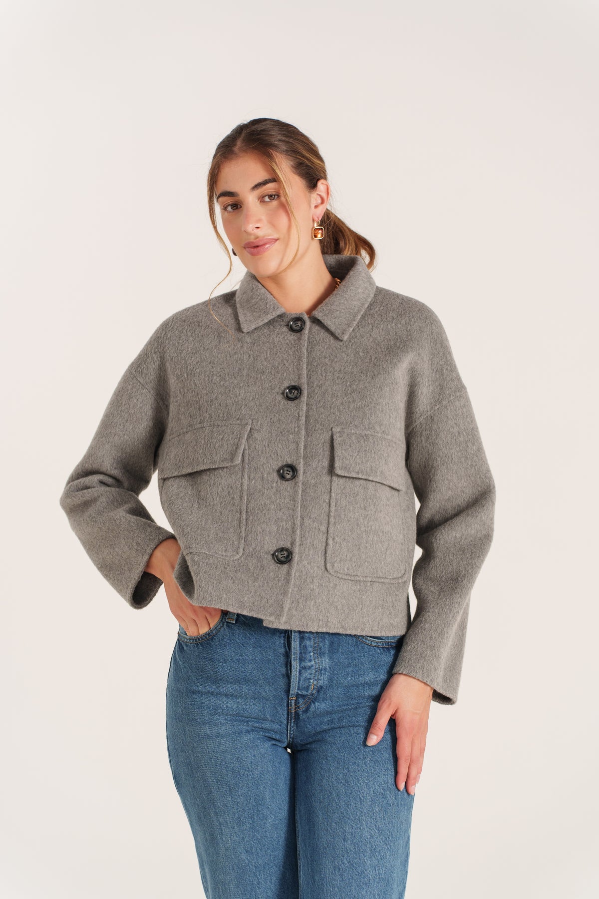 Veste courte gris pour femme à col chemise avec poches plaquées et fermeture boutonnée – Escandelle-devant zoom
#couleur_gris