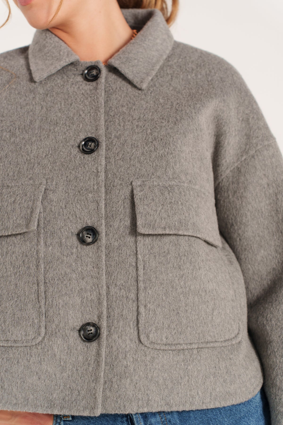 Veste courte gris pour femme à col chemise avec poches plaquées et fermeture boutonnée – Escandelle-zoom
#couleur_gris