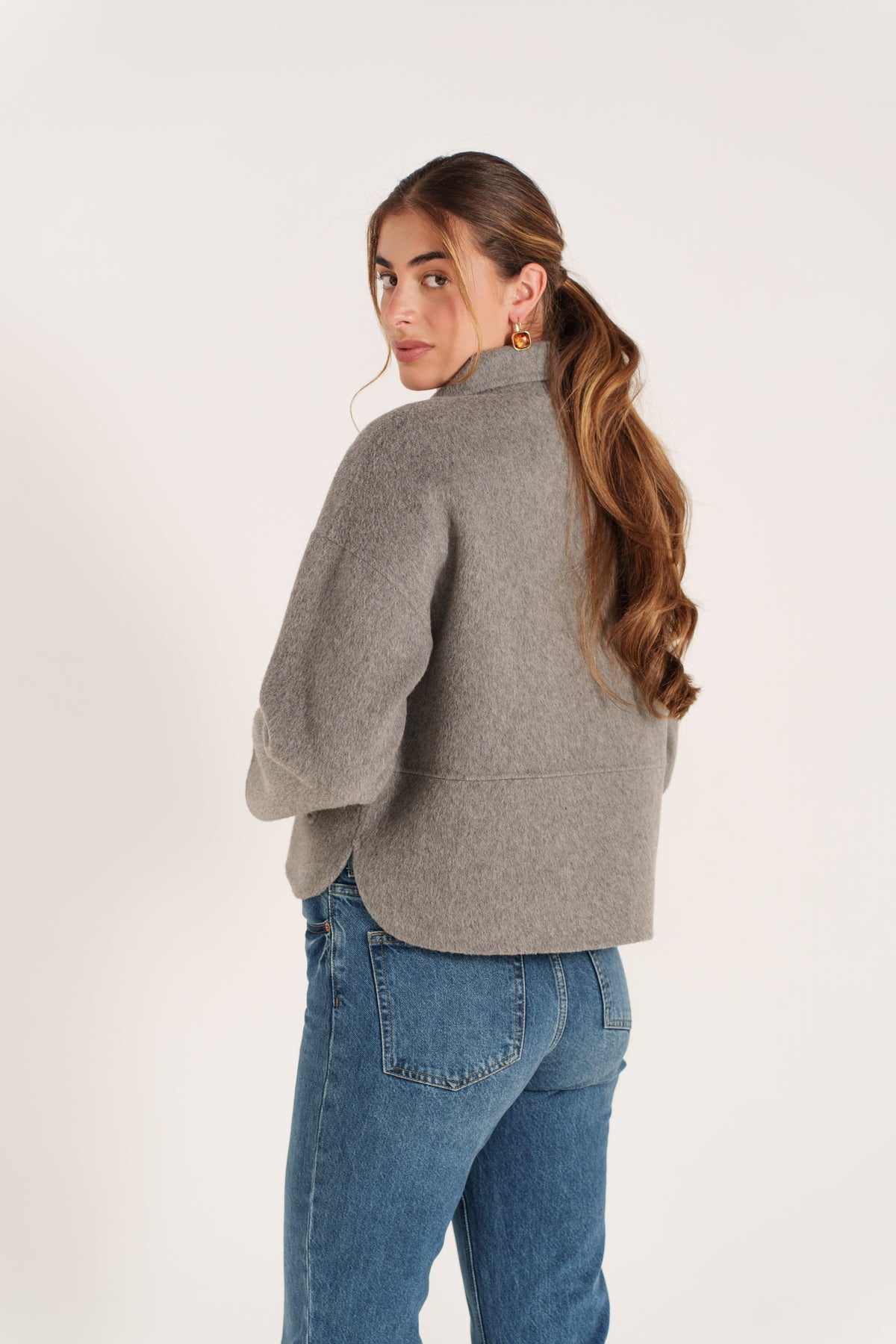 Veste courte gris pour femme à col chemise avec poches plaquées et fermeture boutonnée – Escandelle-dos
#couleur_gris
